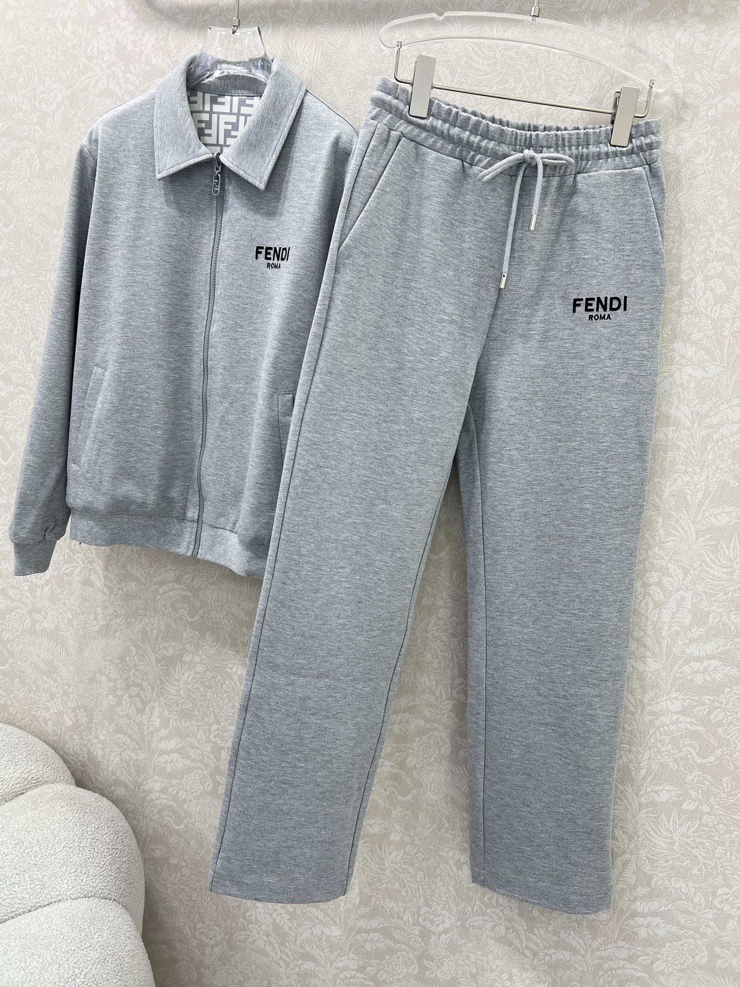 🔥🔥 FEND*25新款套装 双面连帽拉链外套➕直筒长裤的组合  定制拉链头 内里双F老花印花 外套双面