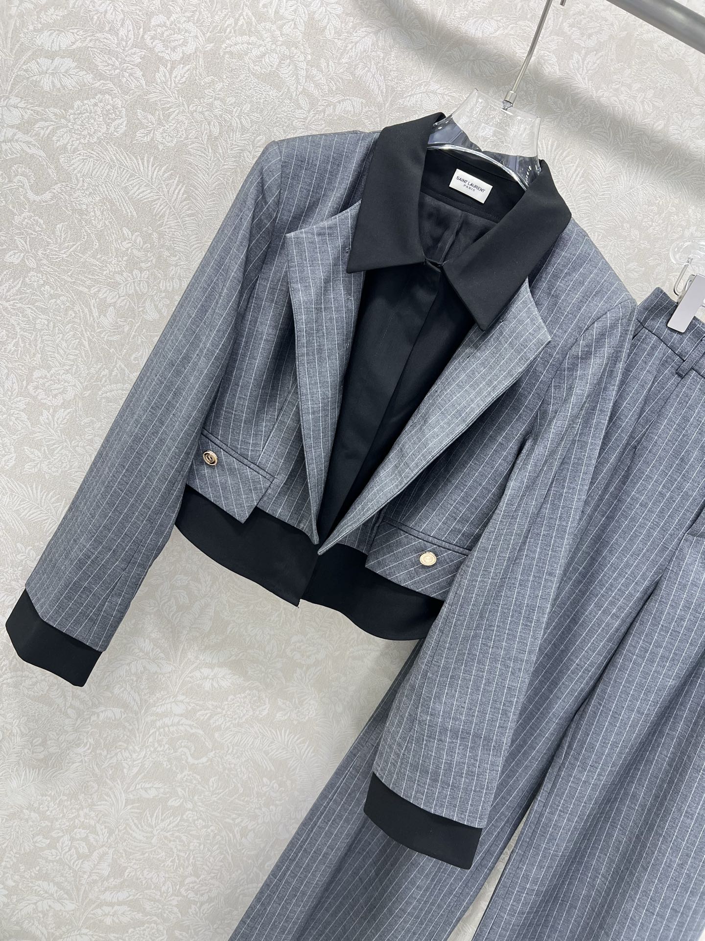 🔥🔥ysl 25新款含羊毛套装 经典假两件西服外套➕阔腿裤的组合  外套假两件双排扣设计  高级灰条纹 