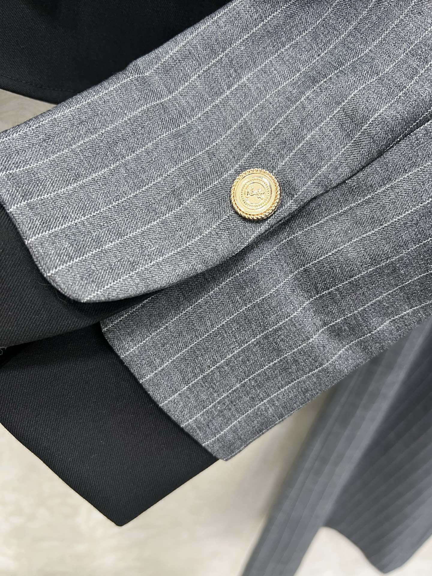 🔥🔥ysl 25新款含羊毛套装 经典假两件西服外套➕阔腿裤的组合  外套假两件双排扣设计  高级灰条纹 