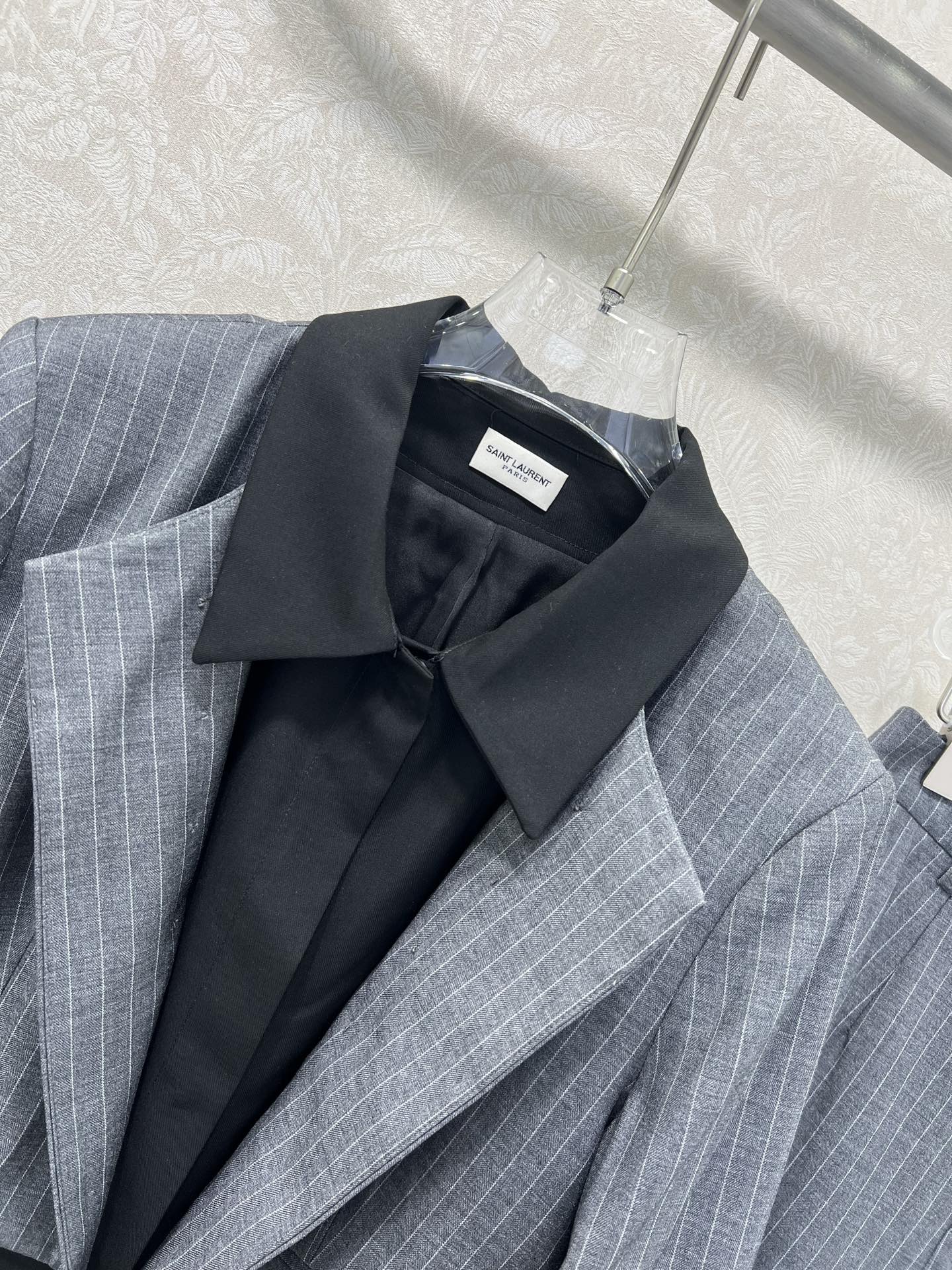 🔥🔥ysl 25新款含羊毛套装 经典假两件西服外套➕阔腿裤的组合  外套假两件双排扣设计  高级灰条纹 