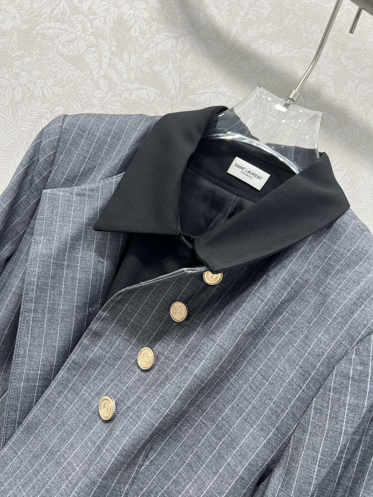 🔥🔥ysl 25新款含羊毛套装 经典假两件西服外套➕阔腿裤的组合  外套假两件双排扣设计  高级灰条纹 