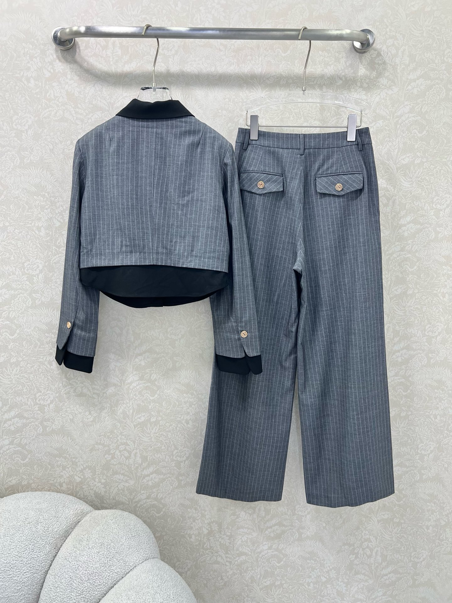 🔥🔥ysl 25新款含羊毛套装 经典假两件西服外套➕阔腿裤的组合  外套假两件双排扣设计  高级灰条纹 