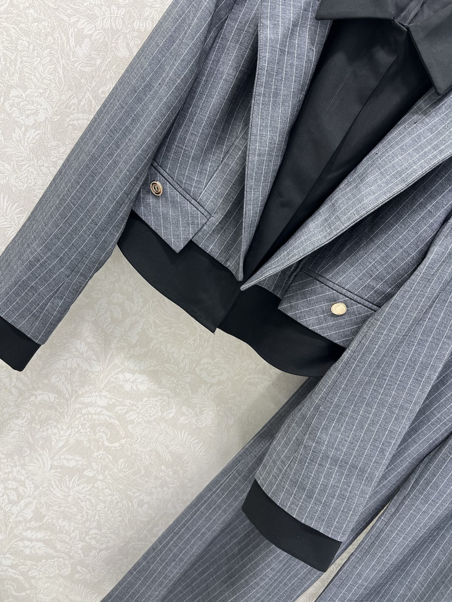 🔥🔥ysl 25新款含羊毛套装 经典假两件西服外套➕阔腿裤的组合  外套假两件双排扣设计  高级灰条纹 