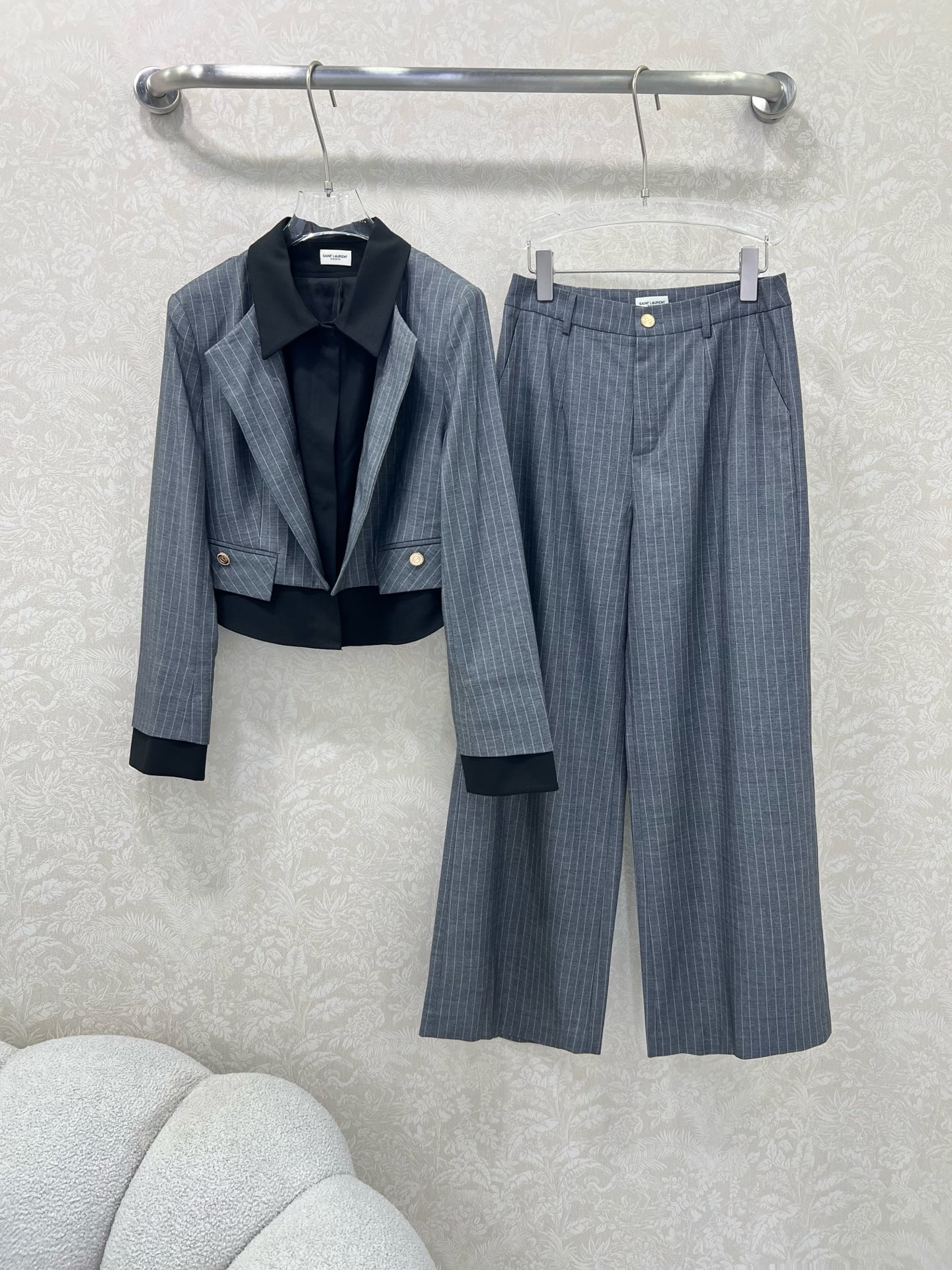 🔥🔥ysl 25新款含羊毛套装 经典假两件西服外套➕阔腿裤的组合  外套假两件双排扣设计  高级灰条纹 