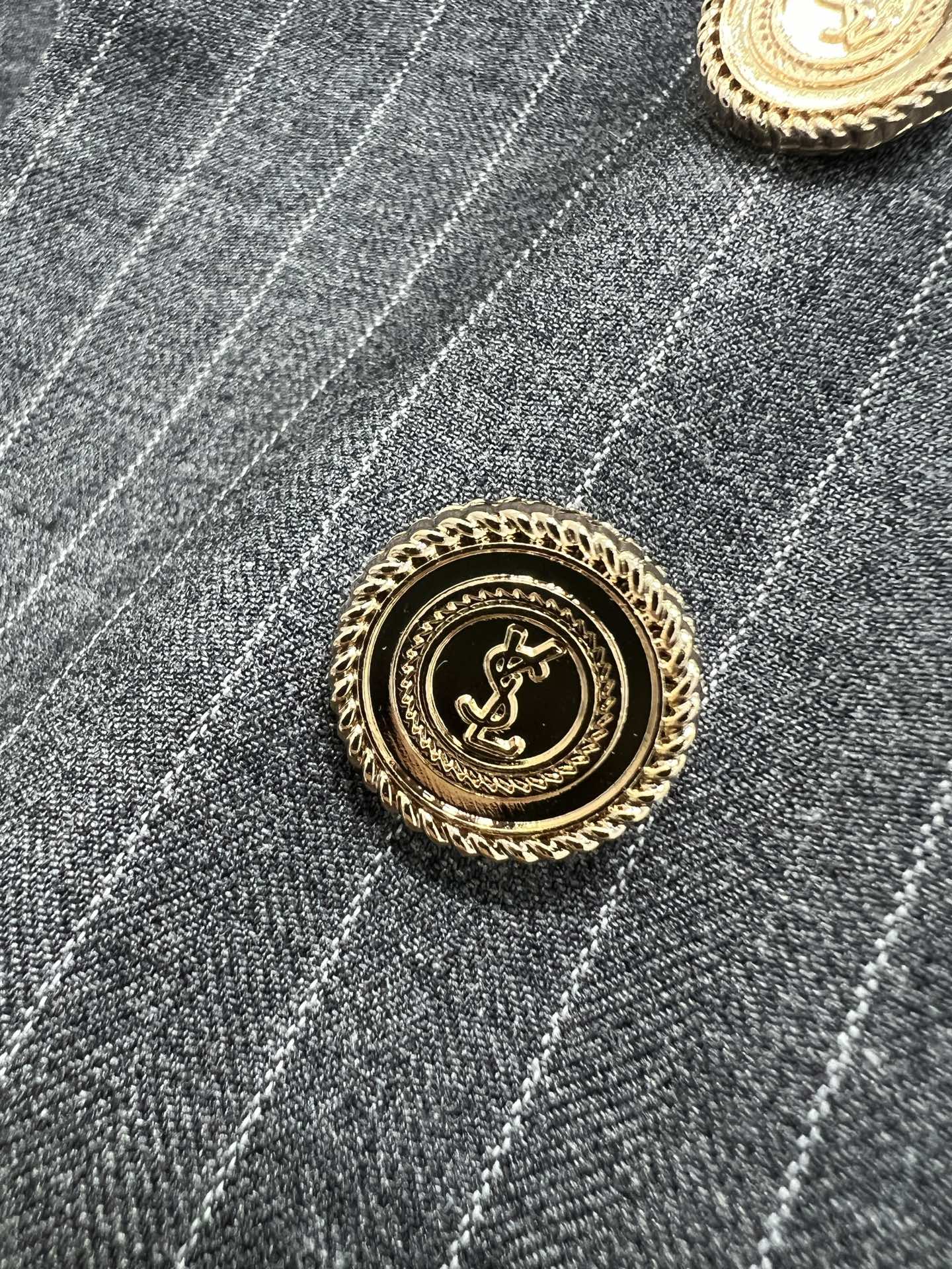 🔥🔥ysl 25新款含羊毛套装 经典假两件西服外套➕阔腿裤的组合  外套假两件双排扣设计  高级灰条纹 