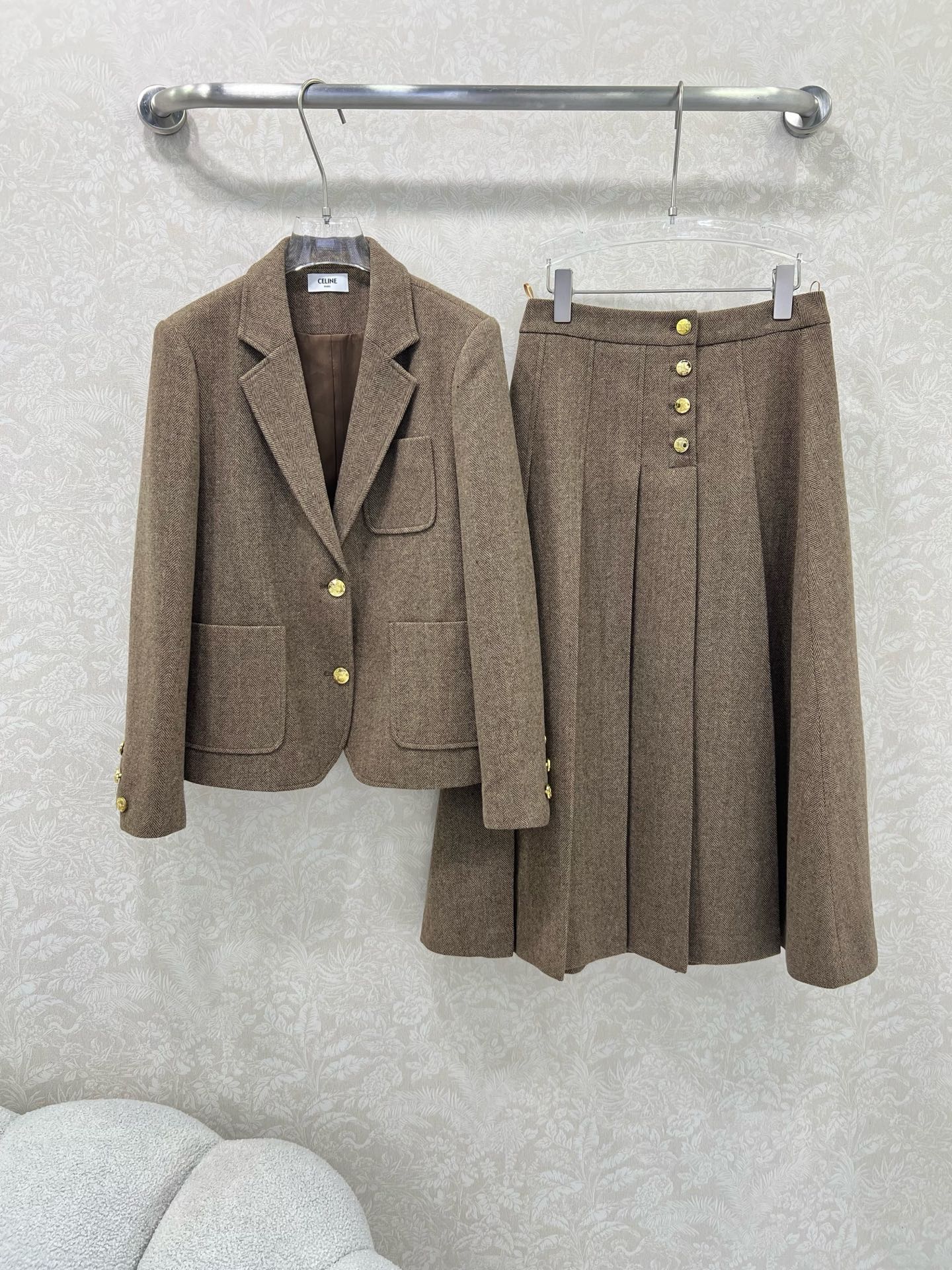 半裙细节🔥🔥 CELIN* 25新款套装 含羊毛西装外套➕百褶半裙  超火爆的美拉德色系 老钱风穿搭 定