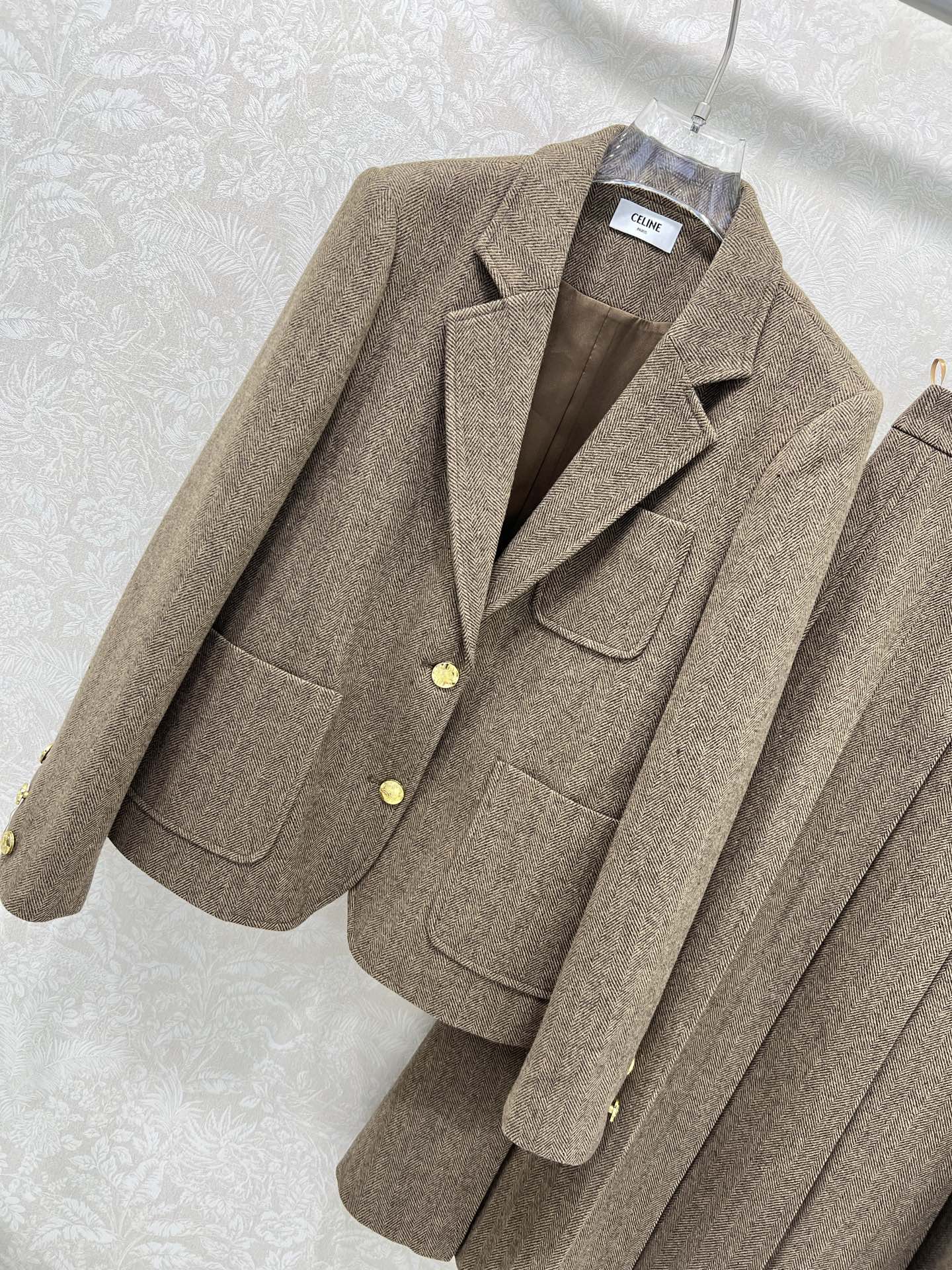 外套细节🔥🔥 CELIN* 25新款套装 含羊毛西装外套➕百褶半裙  超火爆的美拉德色系 老钱风穿搭 定