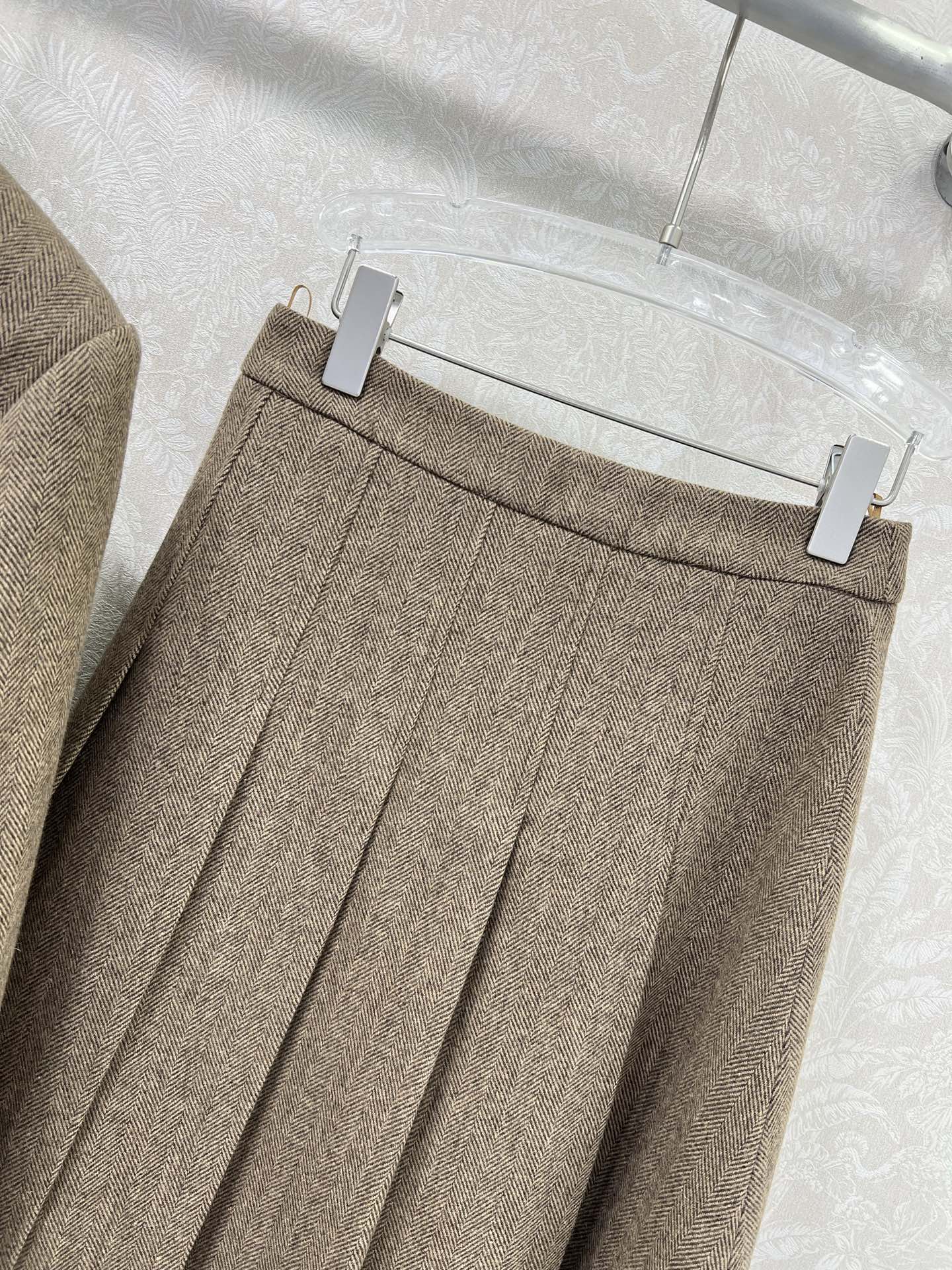 半裙细节🔥🔥 CELIN* 25新款套装 含羊毛西装外套➕百褶半裙  超火爆的美拉德色系 老钱风穿搭 定