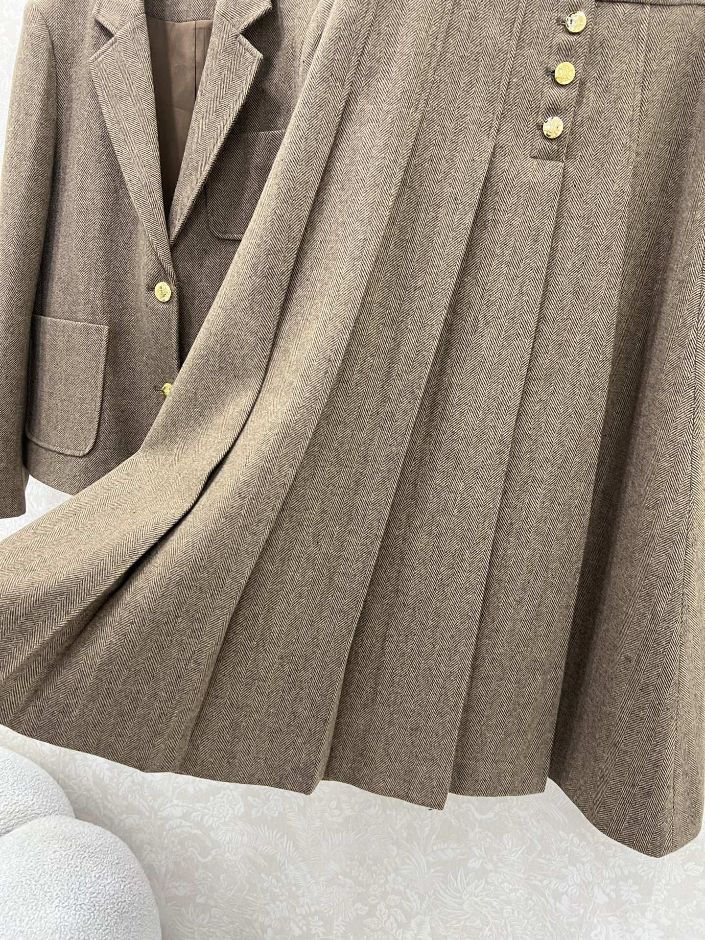 半裙细节🔥🔥 CELIN* 25新款套装 含羊毛西装外套➕百褶半裙  超火爆的美拉德色系 老钱风穿搭 定