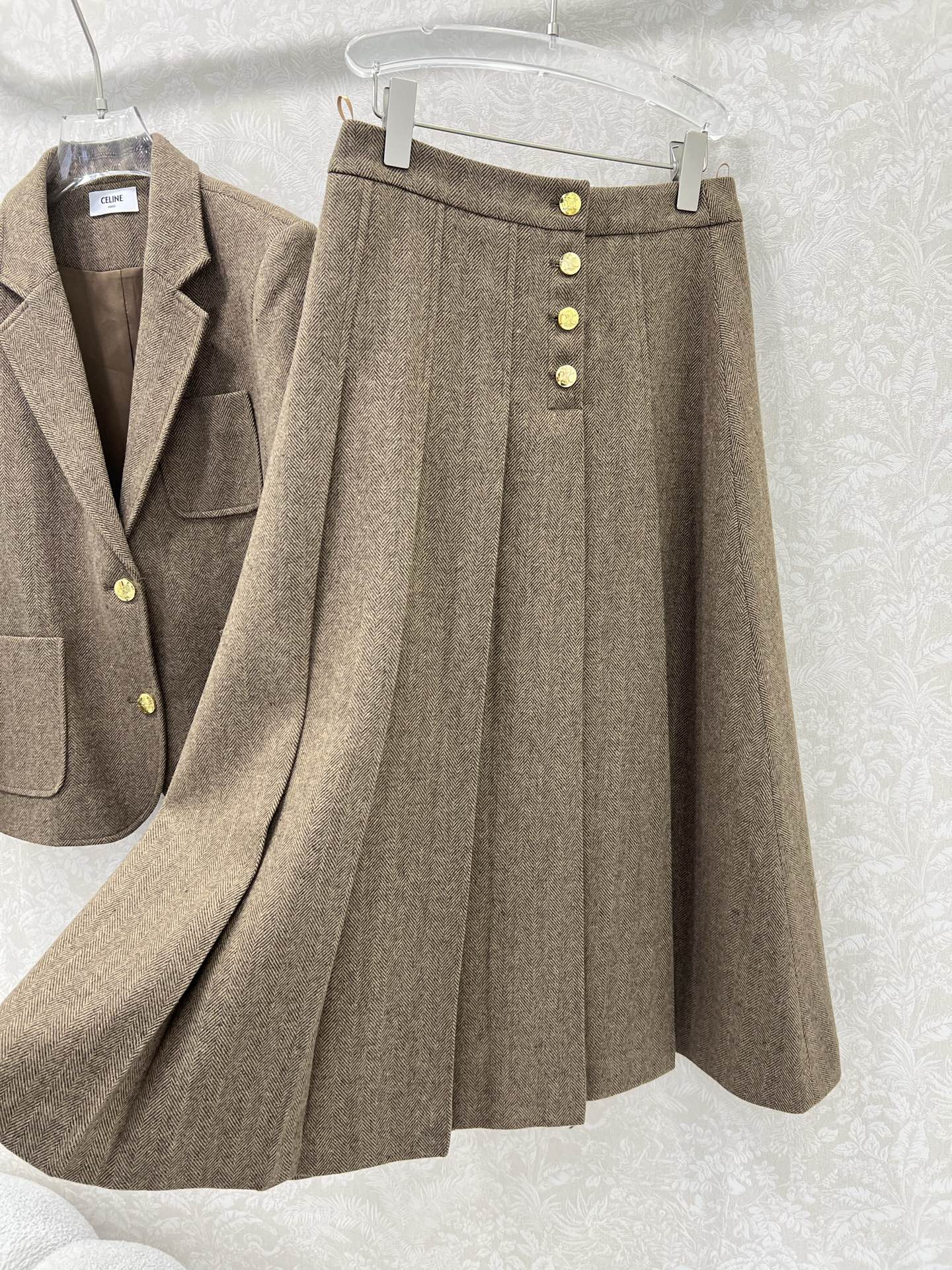 半裙细节🔥🔥 CELIN* 25新款套装 含羊毛西装外套➕百褶半裙  超火爆的美拉德色系 老钱风穿搭 定