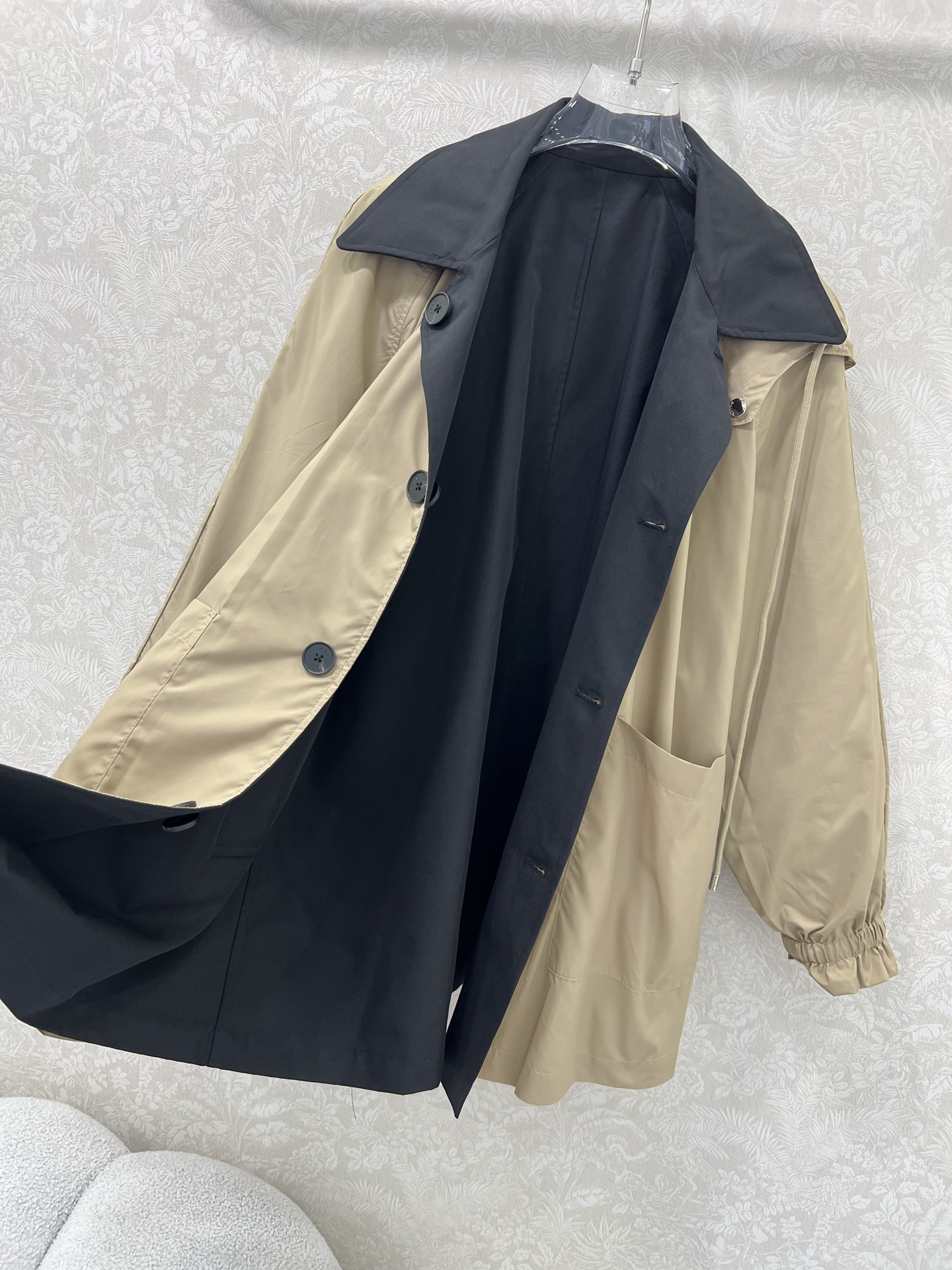 外套双面🉑穿
🔥🔥prad*25新款时髦风风衣外套  帽子可拆卸 定制logo五金 双面可穿设计，风衣面