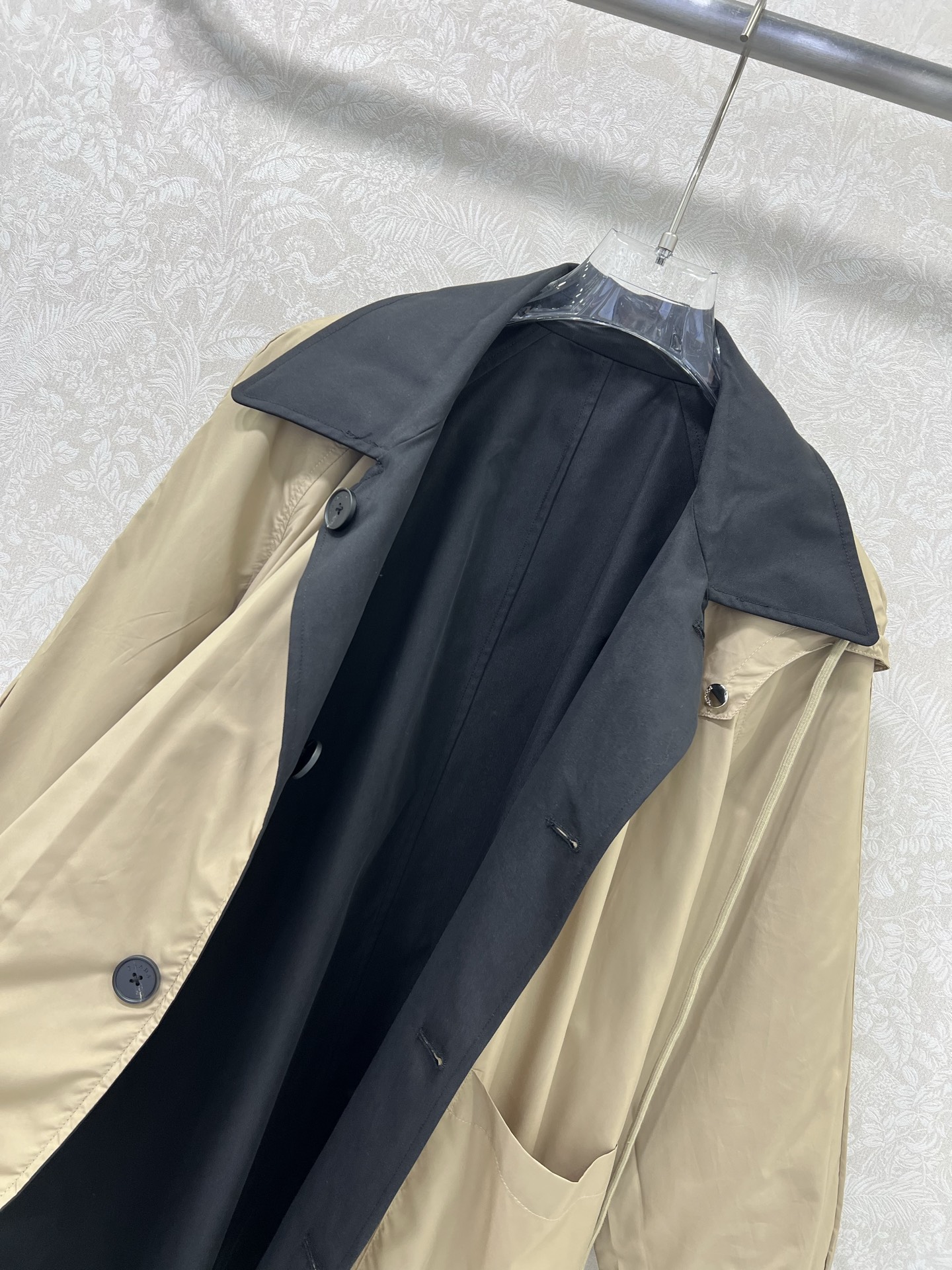 外套双面🉑穿
🔥🔥prad*25新款时髦风风衣外套  帽子可拆卸 定制logo五金 双面可穿设计，风衣面