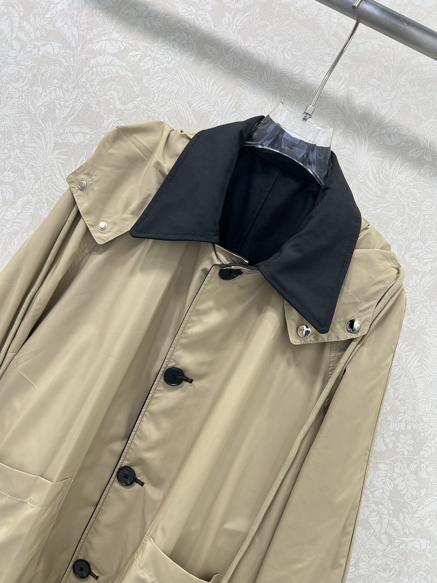 外套双面🉑穿
🔥🔥prad*25新款时髦风风衣外套  帽子可拆卸 定制logo五金 双面可穿设计，风衣面