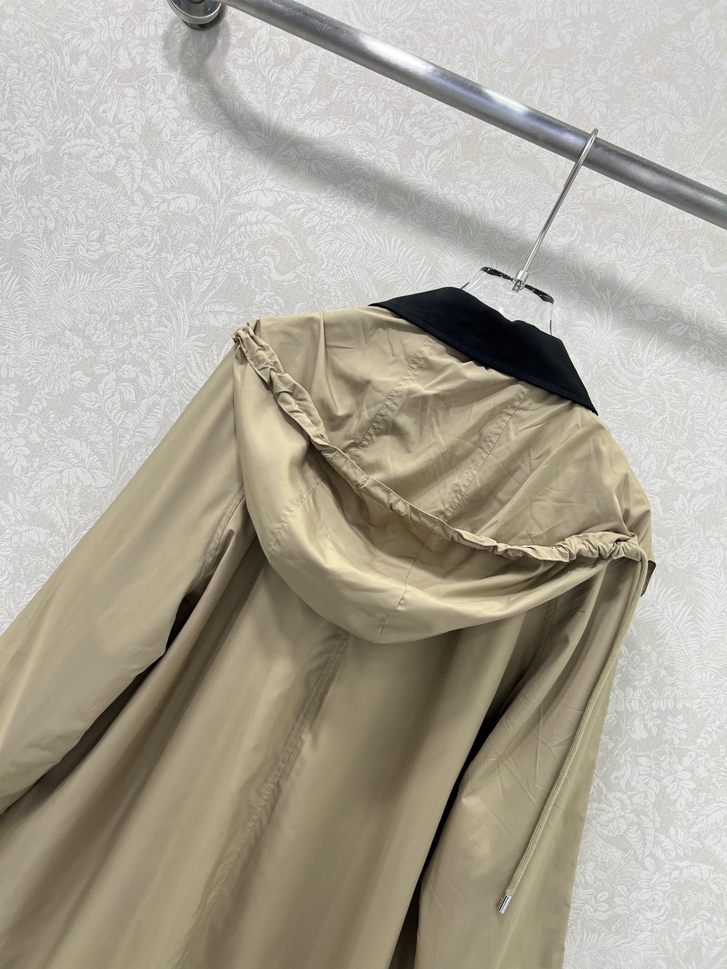 外套双面🉑穿
🔥🔥prad*25新款时髦风风衣外套  帽子可拆卸 定制logo五金 双面可穿设计，风衣面