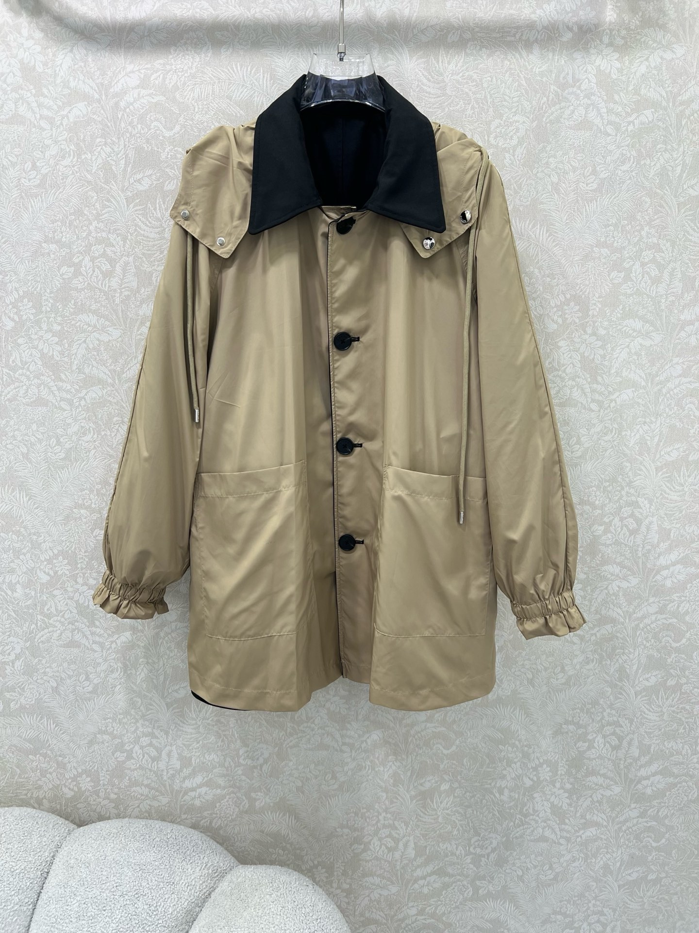 外套双面🉑穿
🔥🔥prad*25新款时髦风风衣外套  帽子可拆卸 定制logo五金 双面可穿设计，风衣面