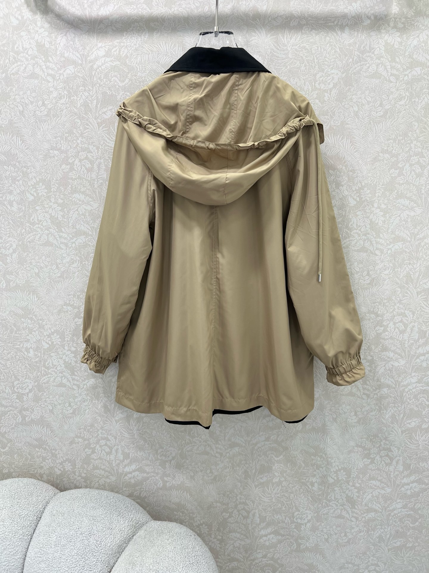 外套双面🉑穿
🔥🔥prad*25新款时髦风风衣外套  帽子可拆卸 定制logo五金 双面可穿设计，风衣面