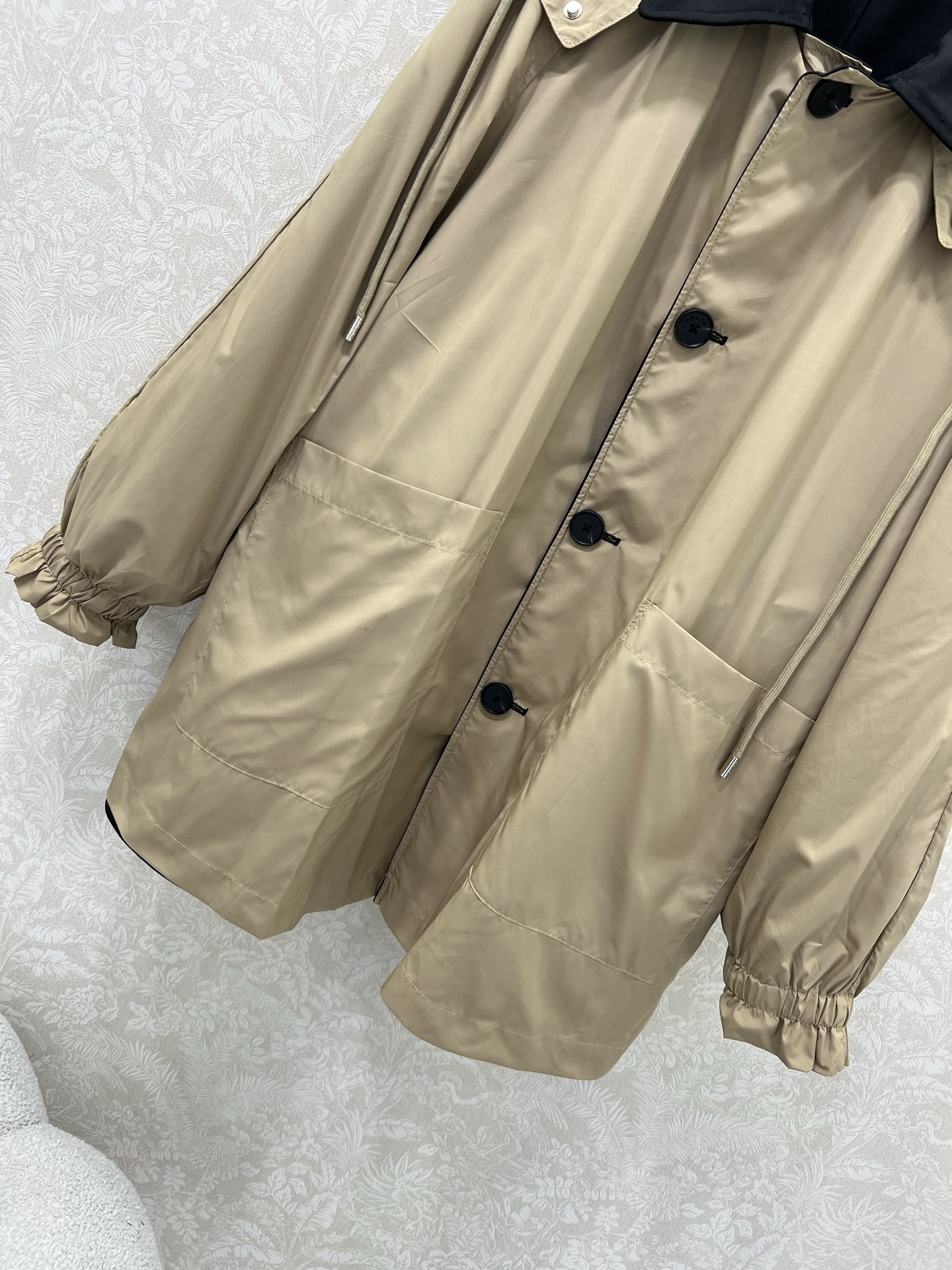 外套双面🉑穿
🔥🔥prad*25新款时髦风风衣外套  帽子可拆卸 定制logo五金 双面可穿设计，风衣面