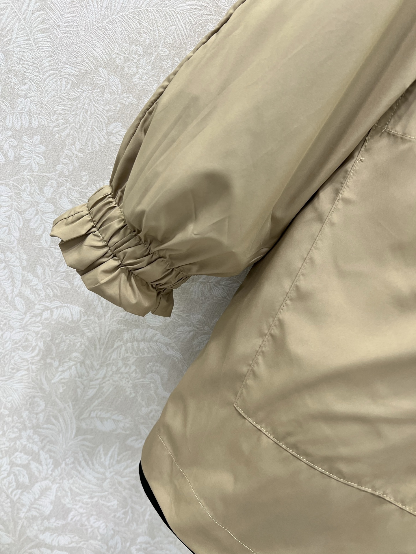 外套双面🉑穿
🔥🔥prad*25新款时髦风风衣外套  帽子可拆卸 定制logo五金 双面可穿设计，风衣面