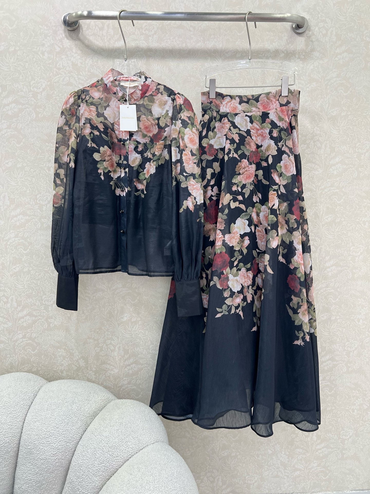 NO:639303,Zimmerman*/Zimmerman 25 new rose series. Combination suit of tops and skirts. Small stand-up collar and lantern sleeve design. Single-breasted design on the front. Super eye-catching. The cuffs are tightened to become puff sleeves. The lengthened skirt is oversized and full of sincerity. Super invincible fairy style. Heavy workmanship details, perfect replica of the counter style. Full sense of high-end, super correct version. It shows your temperament in any combination.  2 colors 4 codes SMLXL, Zimmerman-clothing, skirts, alexander wang19860909Zimmerman*兹/默曼 25新款玫瑰花系列 上衣半裙得组合套装 小立领和灯笼袖设计 前襟单排扣设计 超吸睛让人眼前一亮 袖口收紧变成泡泡袖 变长款半裙裙身超大摆用料诚意满满 超无敌仙女款 重工细节,完美复刻专柜款 高级感满满,版型超正 随意一搭都显气质 2色4码SMLXL,兹默曼-服装,skirts,alexander wang,Women's clothing