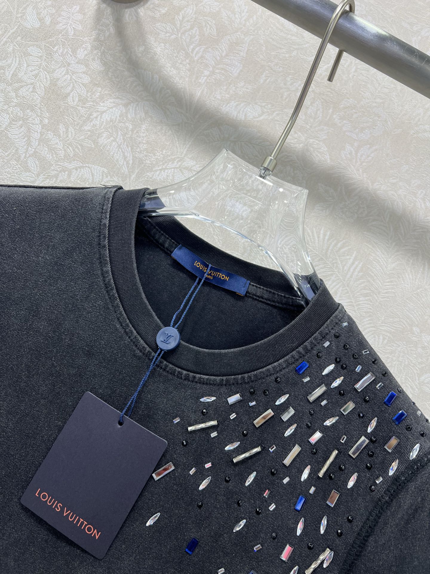 🔥🔥Louis Vuitt*n25新款圆领烫钻T恤 大爆款来袭！！高密度做旧洗水棉 左肩处定制贴钻  袖