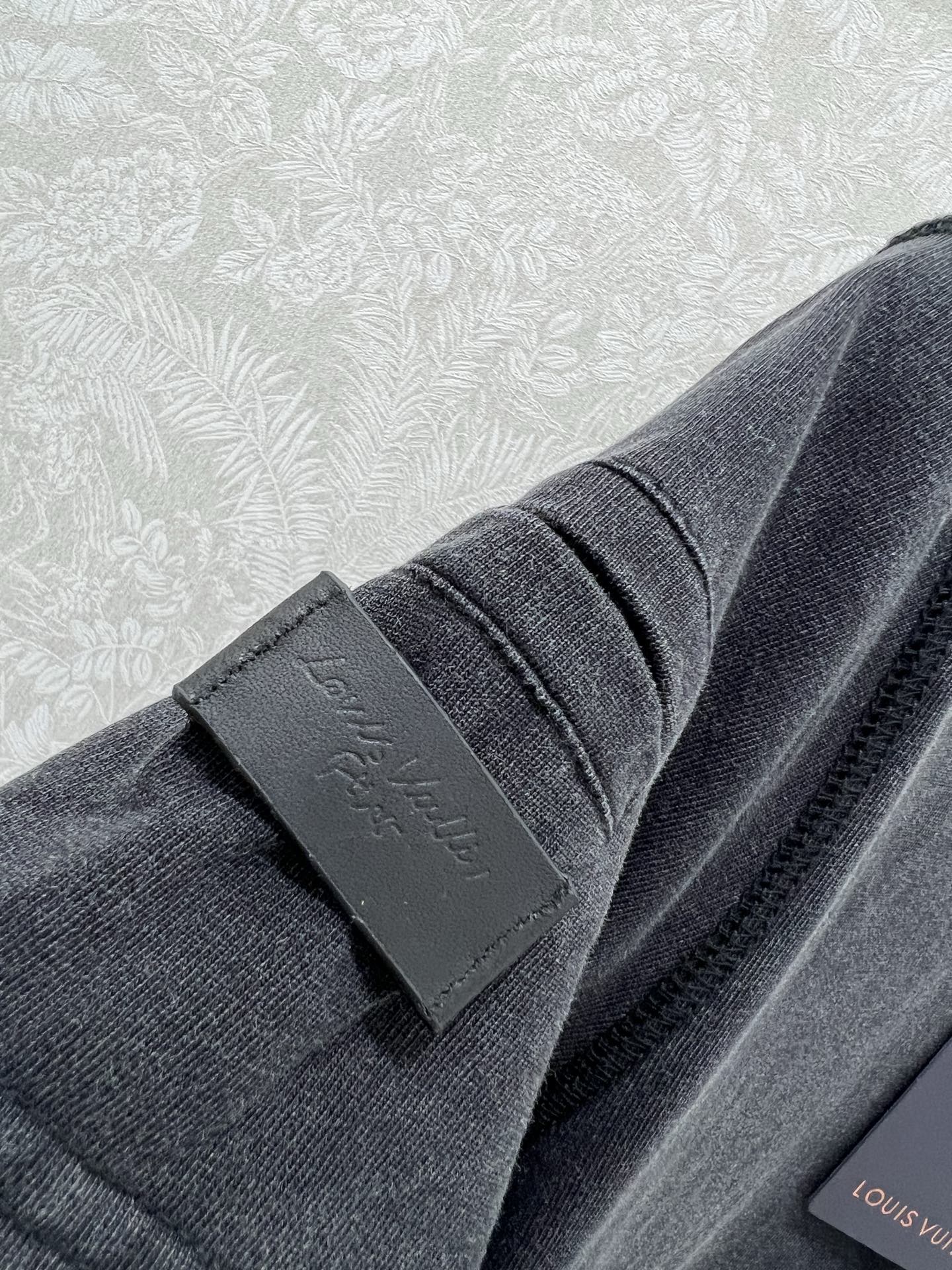 🔥🔥Louis Vuitt*n25新款圆领烫钻T恤 大爆款来袭！！高密度做旧洗水棉 左肩处定制贴钻  袖