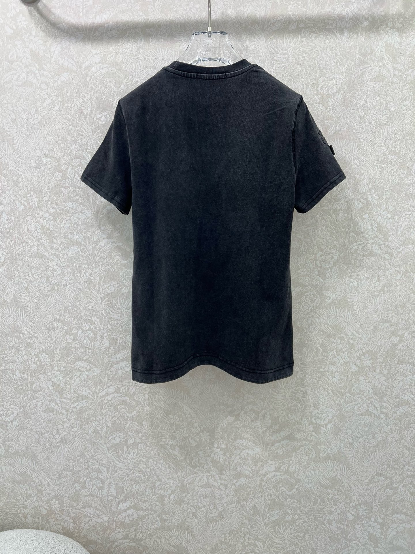 🔥🔥Louis Vuitt*n25新款圆领烫钻T恤 大爆款来袭！！高密度做旧洗水棉 左肩处定制贴钻  袖