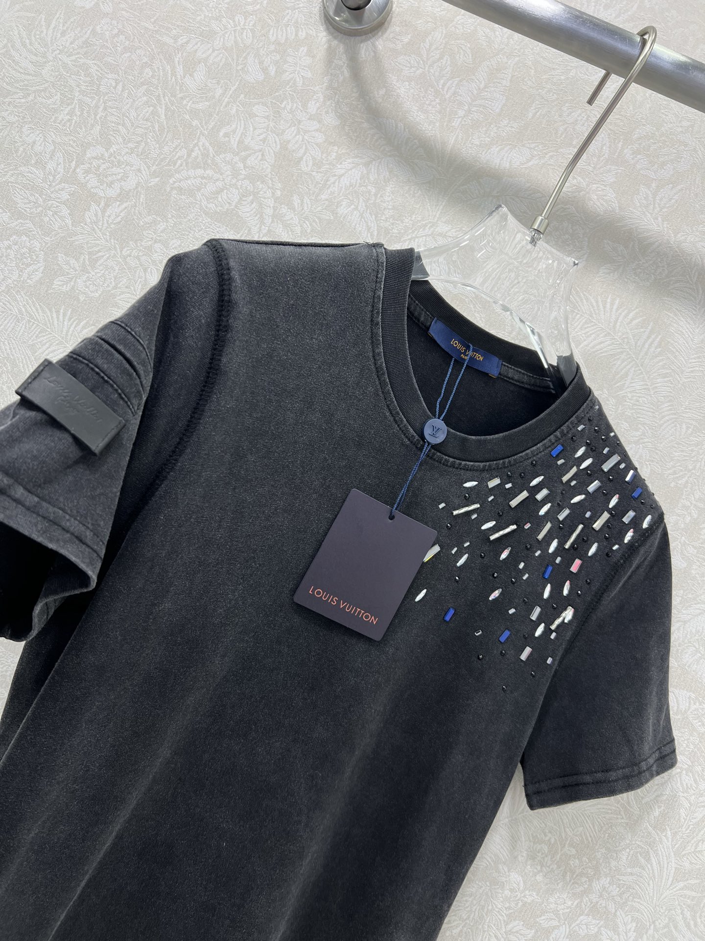 🔥🔥Louis Vuitt*n25新款圆领烫钻T恤 大爆款来袭！！高密度做旧洗水棉 左肩处定制贴钻  袖