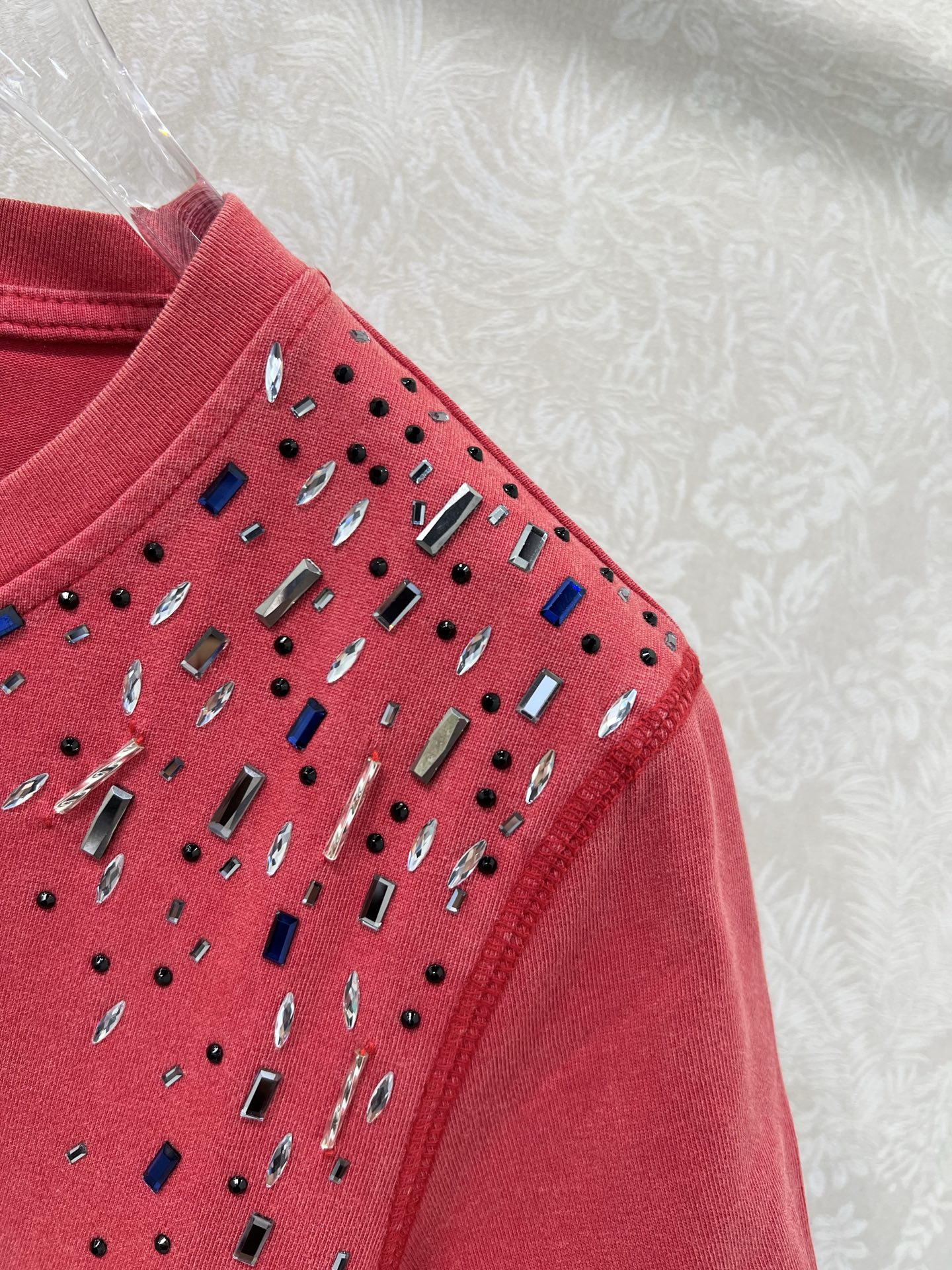 🔥🔥Louis Vuitt*n25新款圆领烫钻T恤 大爆款来袭！！高密度做旧洗水棉 左肩处定制贴钻  袖