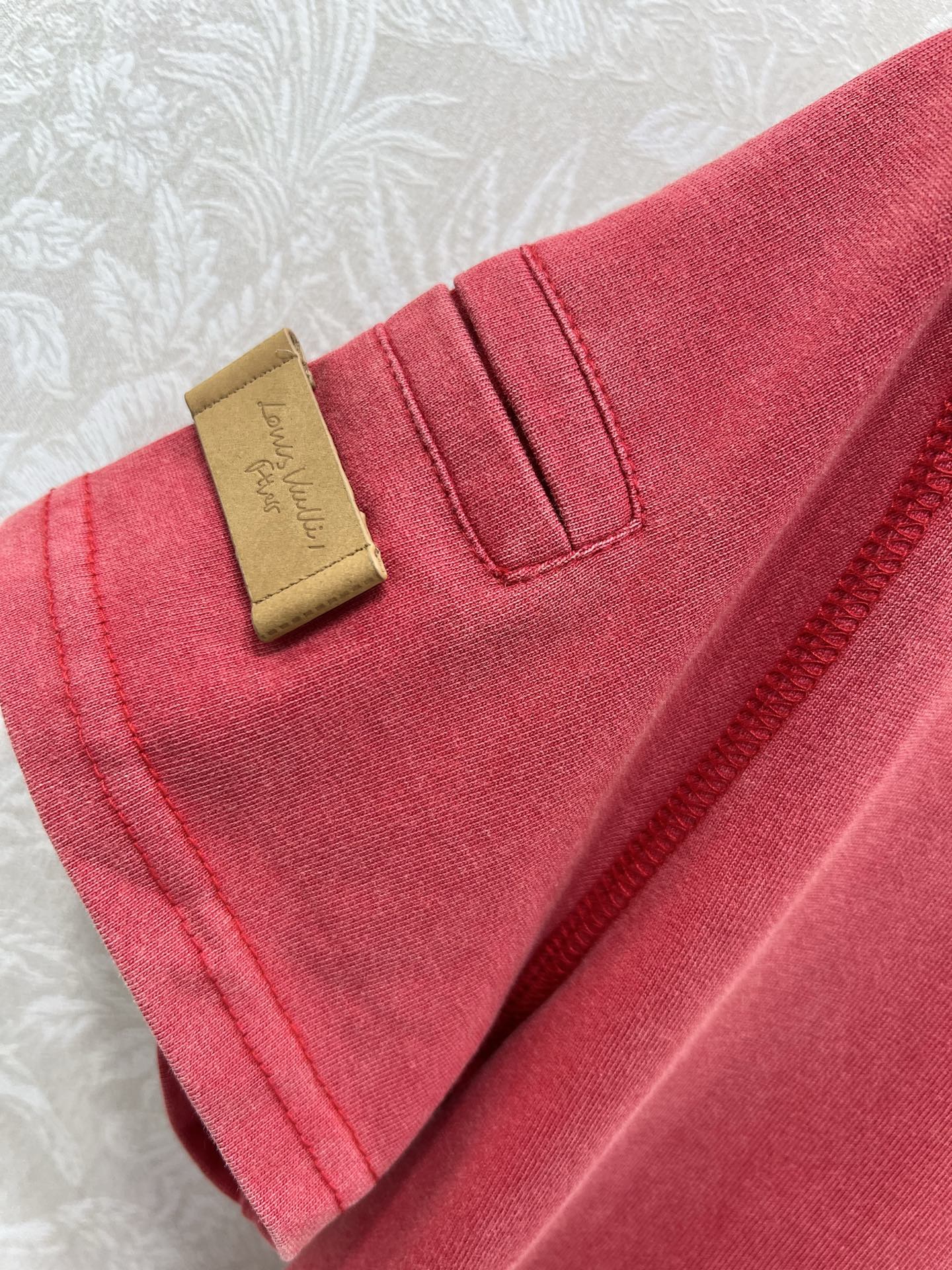 🔥🔥Louis Vuitt*n25新款圆领烫钻T恤 大爆款来袭！！高密度做旧洗水棉 左肩处定制贴钻  袖