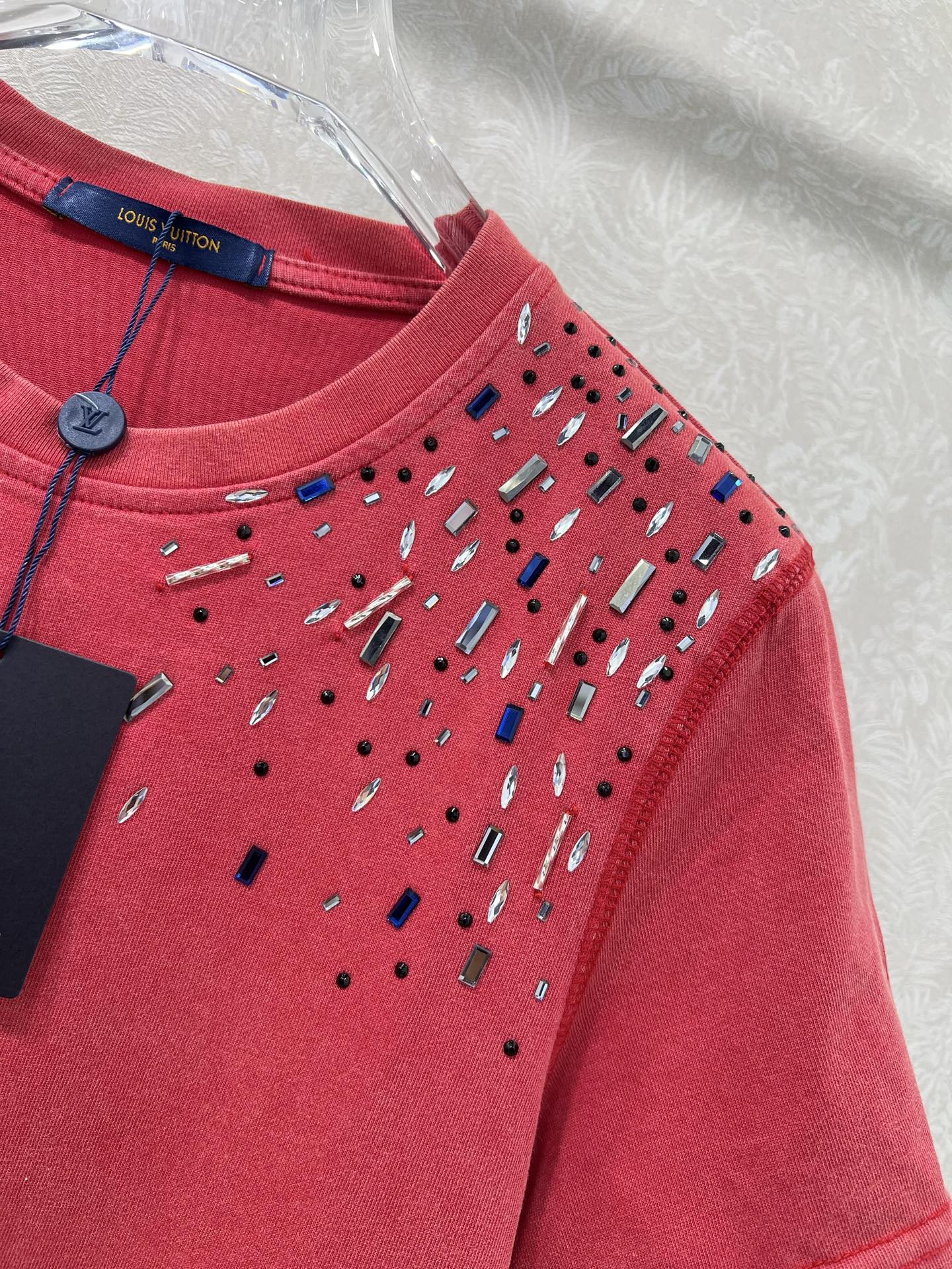 🔥🔥Louis Vuitt*n25新款圆领烫钻T恤 大爆款来袭！！高密度做旧洗水棉 左肩处定制贴钻  袖