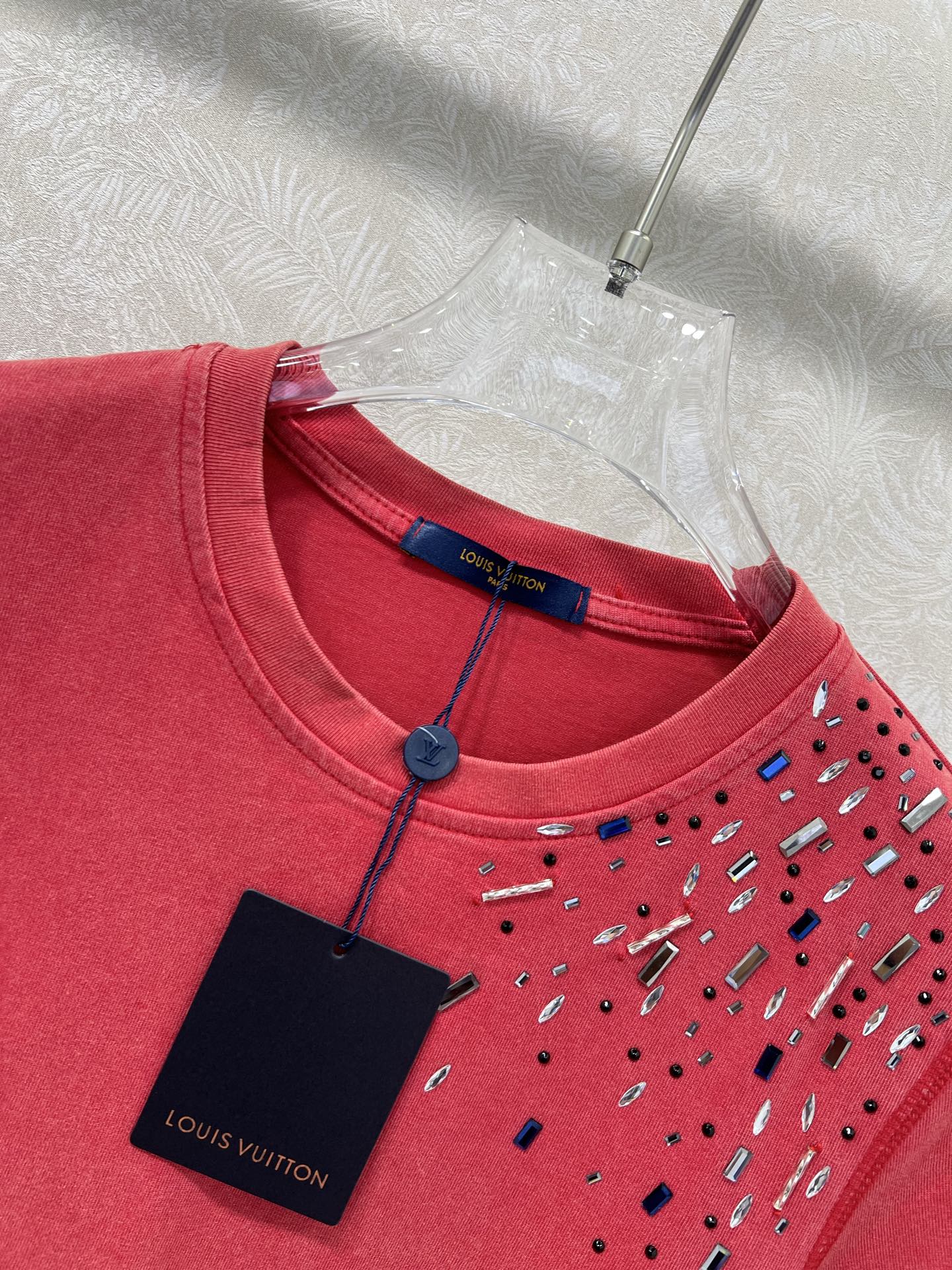🔥🔥Louis Vuitt*n25新款圆领烫钻T恤 大爆款来袭！！高密度做旧洗水棉 左肩处定制贴钻  袖