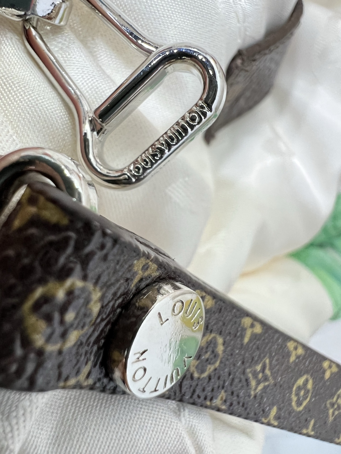 🔥🔥Louis Vuitt*n25新款连帽徽章羽绒外套
定制YB防风防水尼龙材质 90白鸭绒填充内里 整