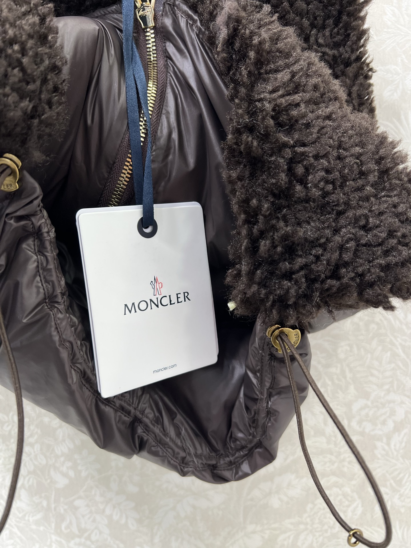 🔥🔥Moncle*25新款泰迪毛绒拉链羽绒坎肩
前幅外层饰以泰迪毛绒材质  百分百90白鹅绒 填充 质感