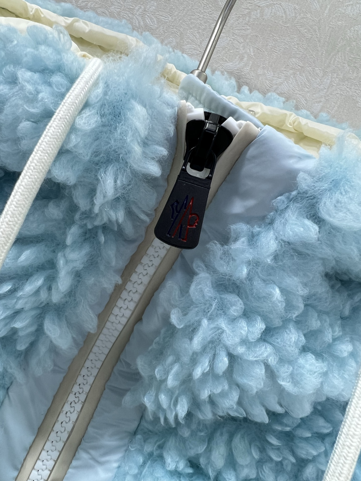 🔥🔥Moncle*25新款滑雪系列仿羊羔毛羽绒马甲，定制环保泰迪绒毛毛面料软糯细腻，气质双拉链抽绳下摆设