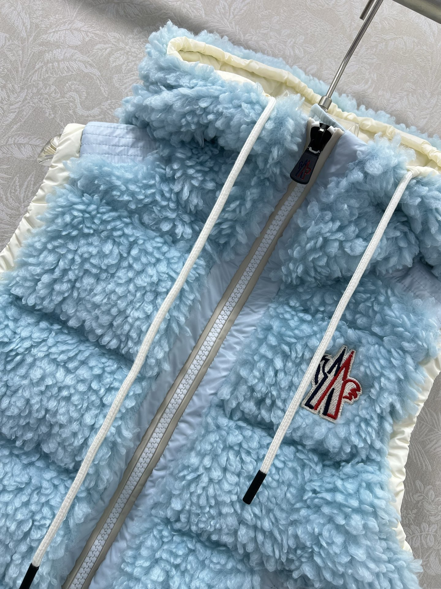 🔥🔥Moncle*25新款滑雪系列仿羊羔毛羽绒马甲，定制环保泰迪绒毛毛面料软糯细腻，气质双拉链抽绳下摆设