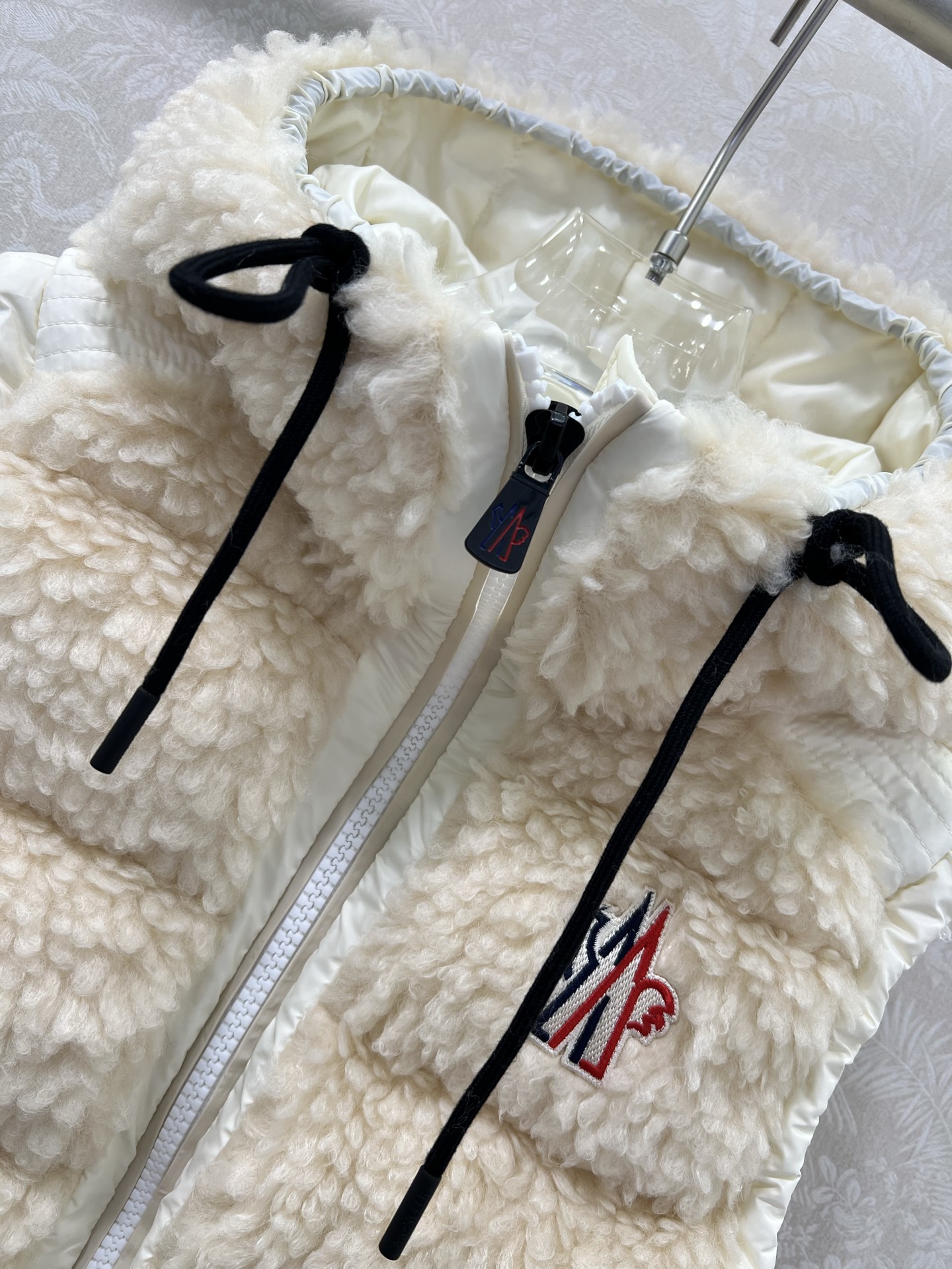 🔥🔥Moncle*25新款滑雪系列仿羊羔毛羽绒马甲，定制环保泰迪绒毛毛面料软糯细腻，气质双拉链抽绳下摆设