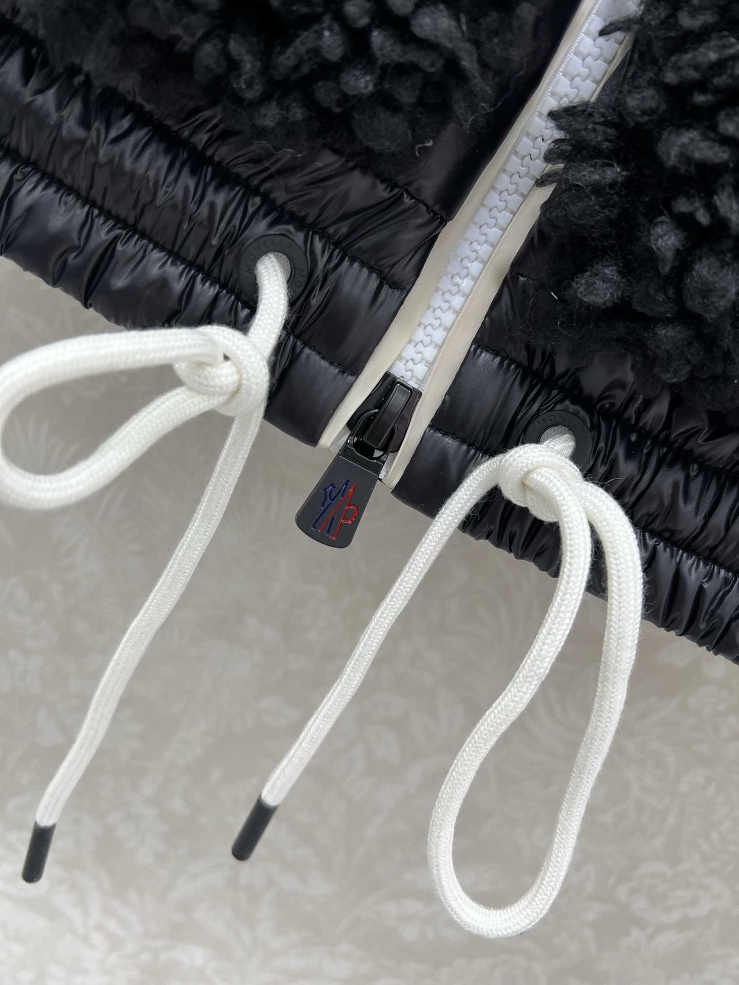 🔥🔥Moncle*25新款滑雪系列仿羊羔毛羽绒马甲，定制环保泰迪绒毛毛面料软糯细腻，气质双拉链抽绳下摆设
