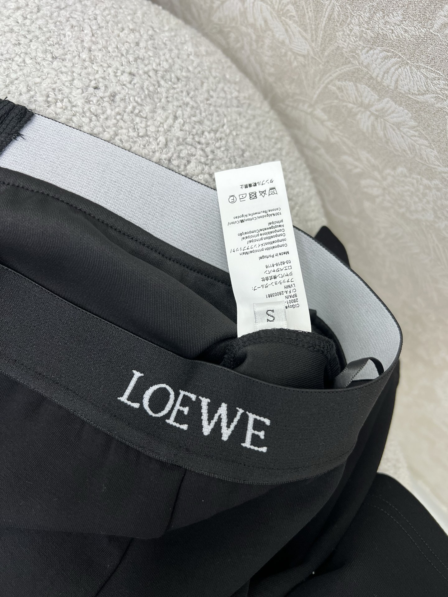 🔥🔥LOEW*25新款紧身打底裤鲨鱼裤。 腰头字母撞色弹力织带 裤身logg皮标装饰纯色黑色真的太炫酷了