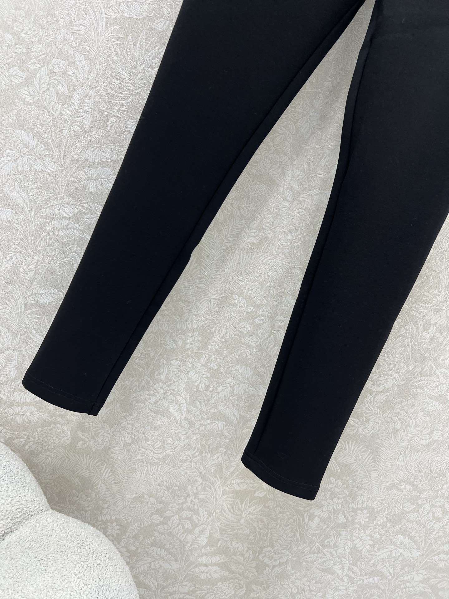 🔥🔥LOEW*25新款紧身打底裤鲨鱼裤。 腰头字母撞色弹力织带 裤身logg皮标装饰纯色黑色真的太炫酷了