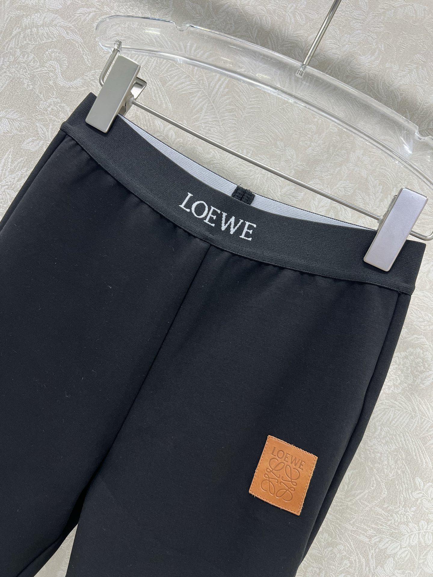 🔥🔥LOEW*25新款紧身打底裤鲨鱼裤。 腰头字母撞色弹力织带 裤身logg皮标装饰纯色黑色真的太炫酷了