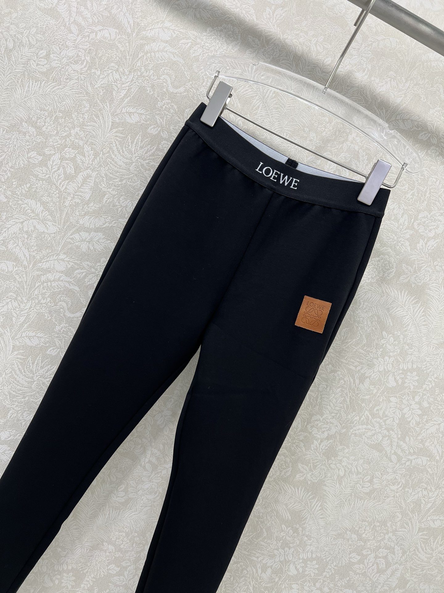 🔥🔥LOEW*25新款紧身打底裤鲨鱼裤。 腰头字母撞色弹力织带 裤身logg皮标装饰纯色黑色真的太炫酷了