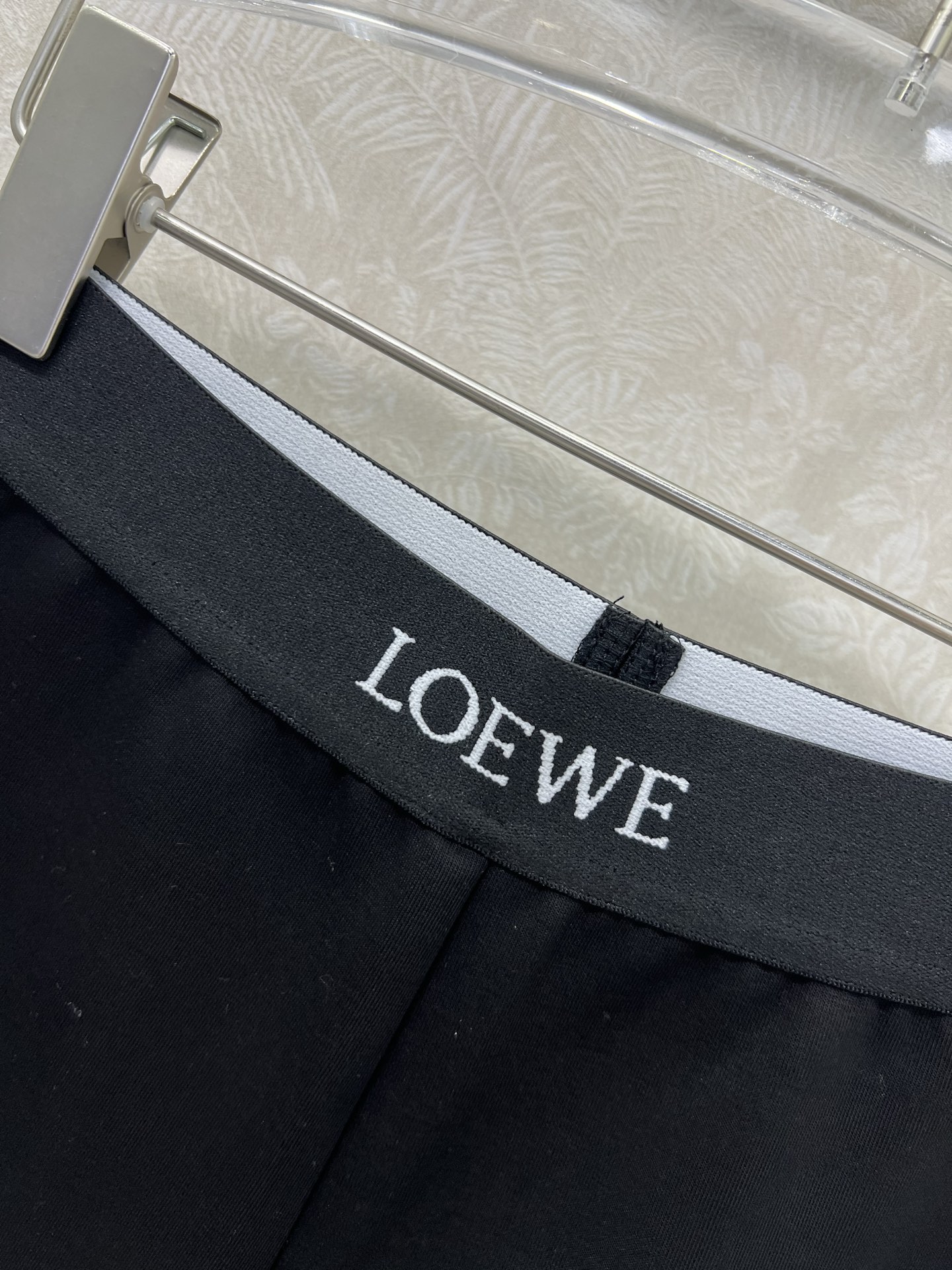 🔥🔥LOEW*25新款紧身打底裤鲨鱼裤。 腰头字母撞色弹力织带 裤身logg皮标装饰纯色黑色真的太炫酷了