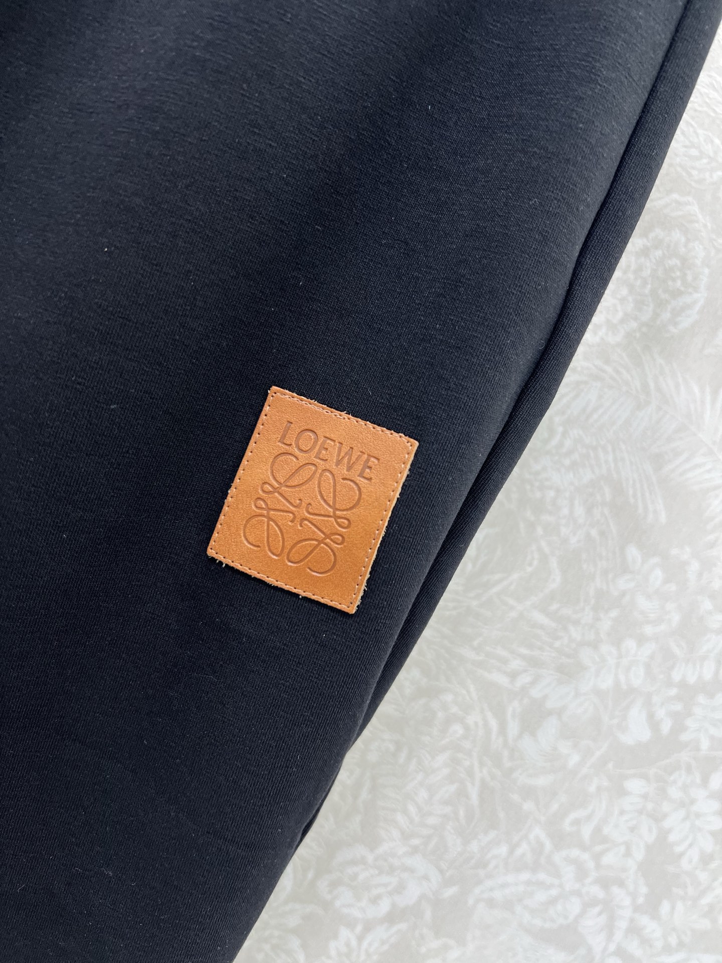 🔥🔥LOEW*25新款紧身打底裤鲨鱼裤。 腰头字母撞色弹力织带 裤身logg皮标装饰纯色黑色真的太炫酷了