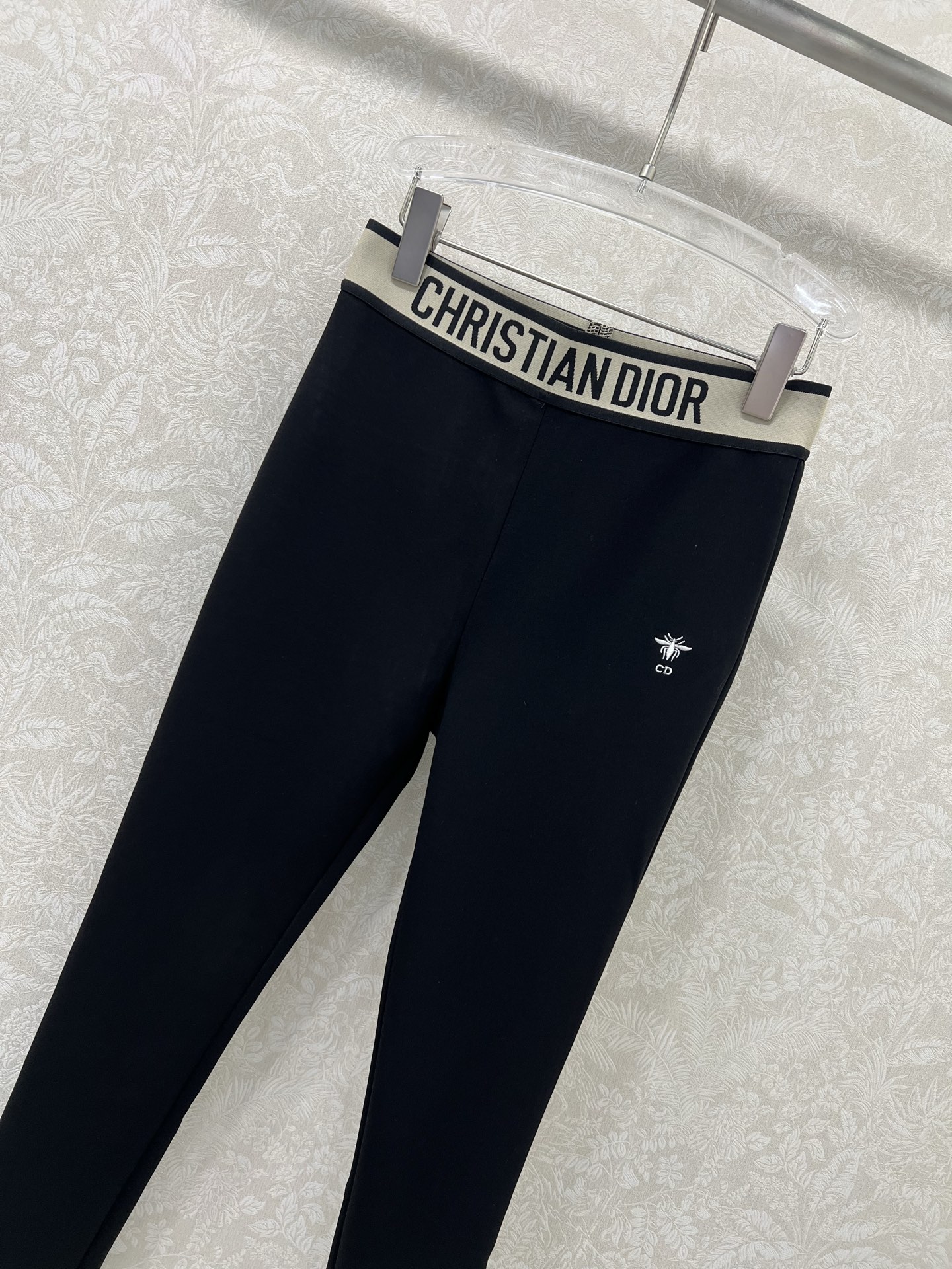 🔥🔥Dio*25新款紧身打底裤鲨鱼裤。 腰头字母撞色弹力织带 裤身小蜜蜂刺绣 纯色黑色真的太炫酷了超级百