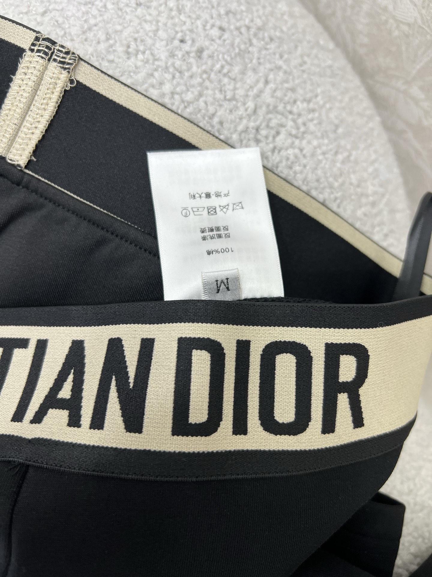 🔥🔥Dio*25新款紧身打底裤鲨鱼裤。 腰头字母撞色弹力织带 裤身小蜜蜂刺绣 纯色黑色真的太炫酷了超级百