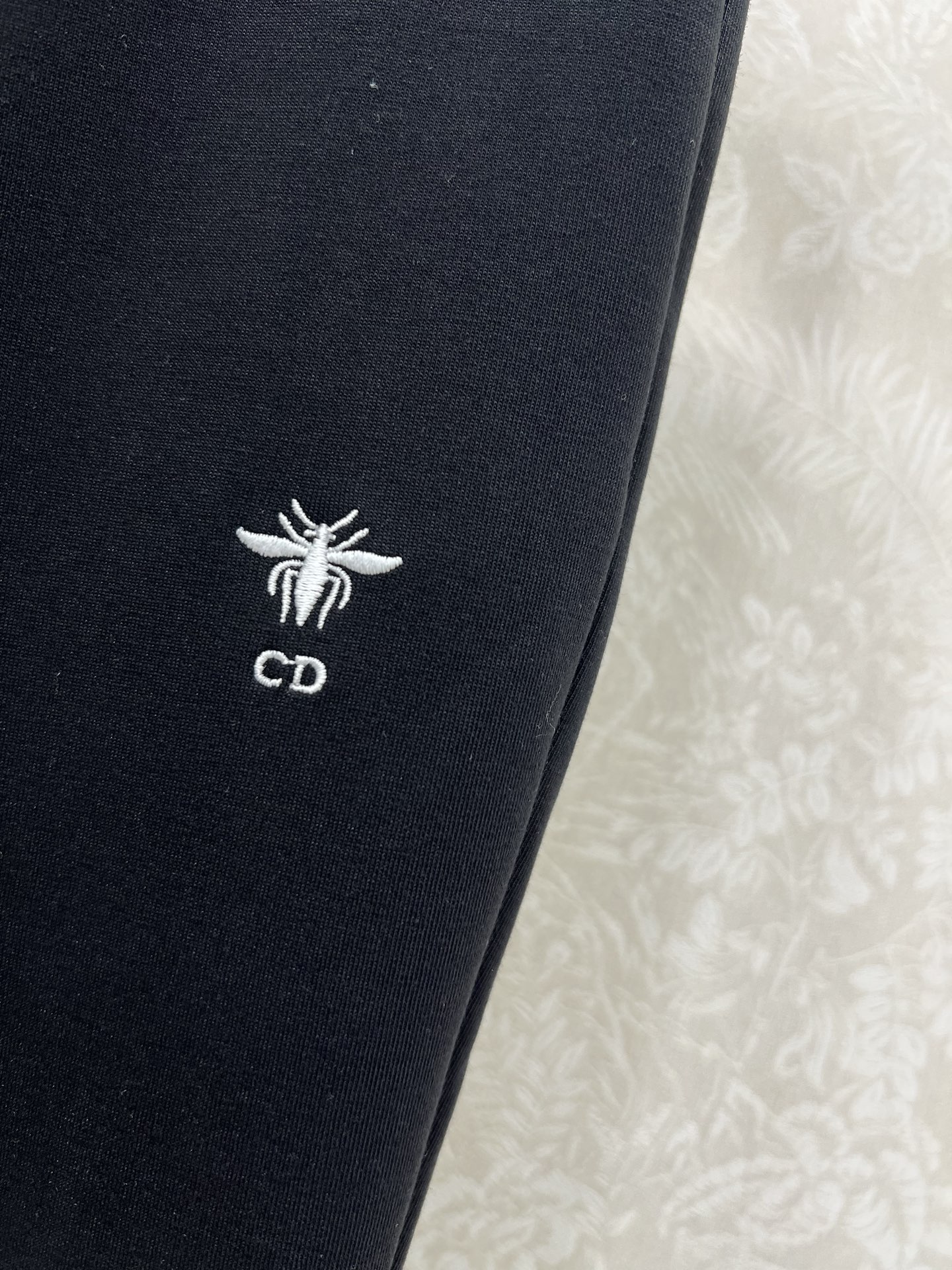 🔥🔥Dio*25新款紧身打底裤鲨鱼裤。 腰头字母撞色弹力织带 裤身小蜜蜂刺绣 纯色黑色真的太炫酷了超级百