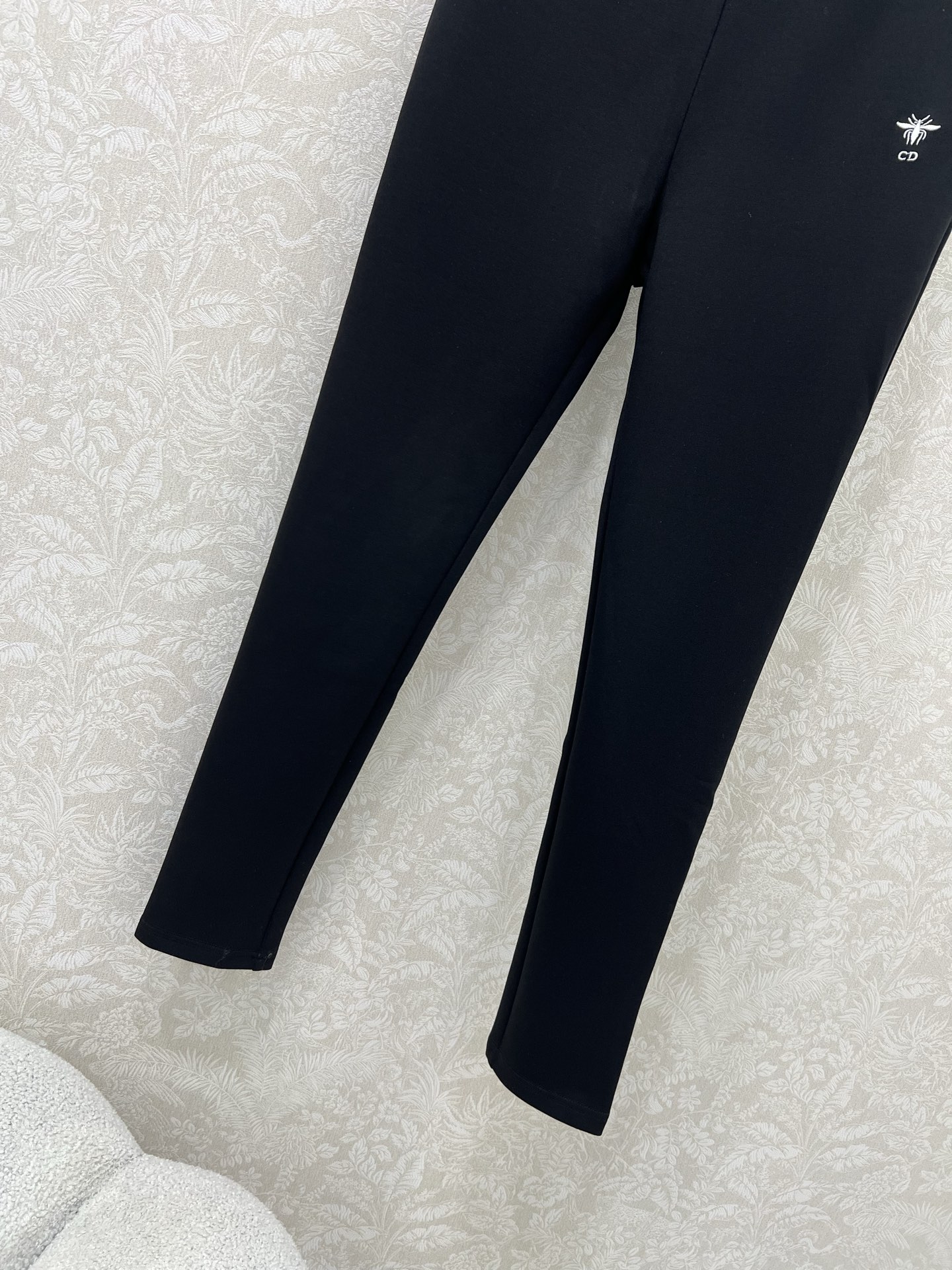 🔥🔥Dio*25新款紧身打底裤鲨鱼裤。 腰头字母撞色弹力织带 裤身小蜜蜂刺绣 纯色黑色真的太炫酷了超级百