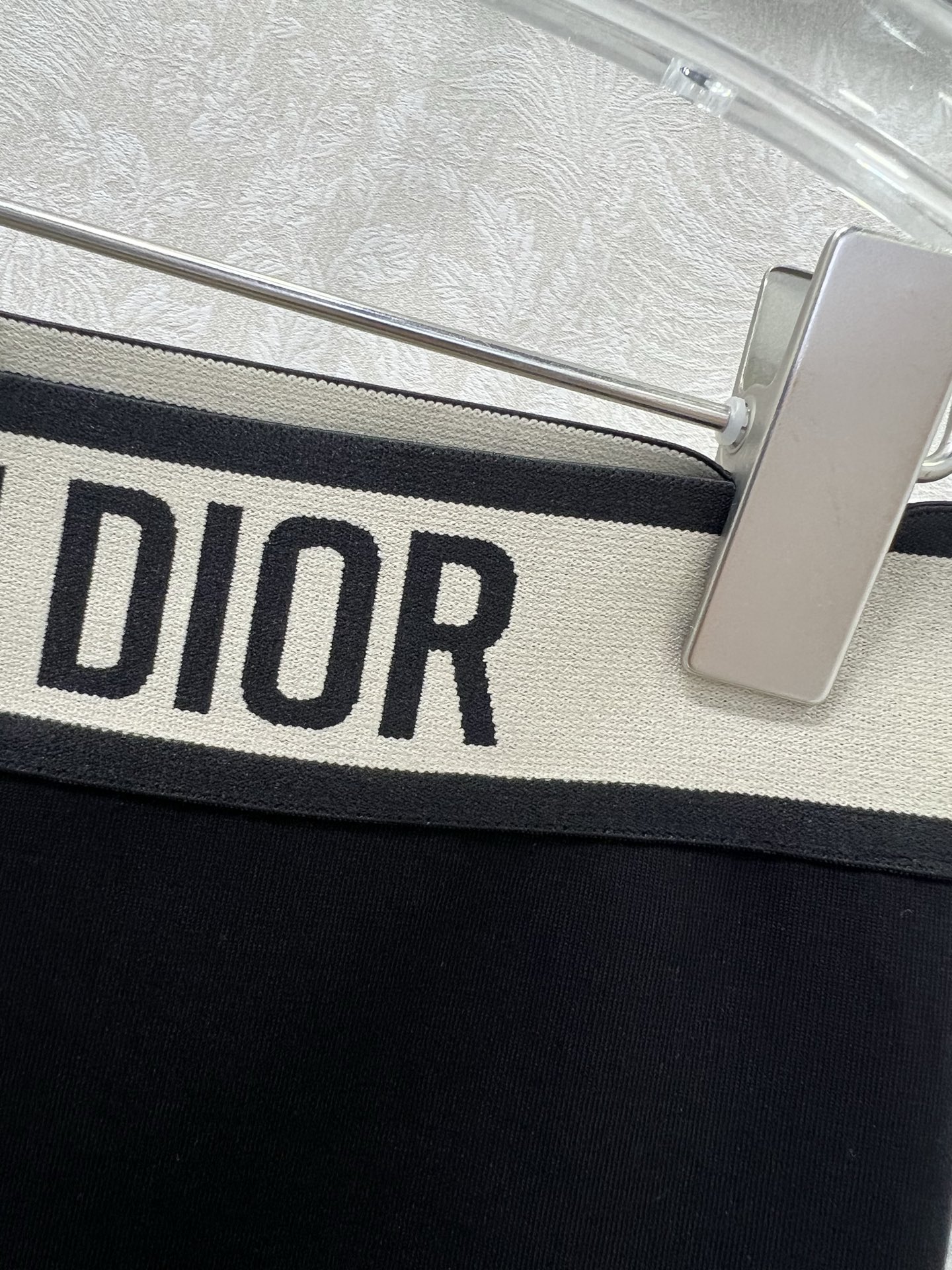 🔥🔥Dio*25新款紧身打底裤鲨鱼裤。 腰头字母撞色弹力织带 裤身小蜜蜂刺绣 纯色黑色真的太炫酷了超级百