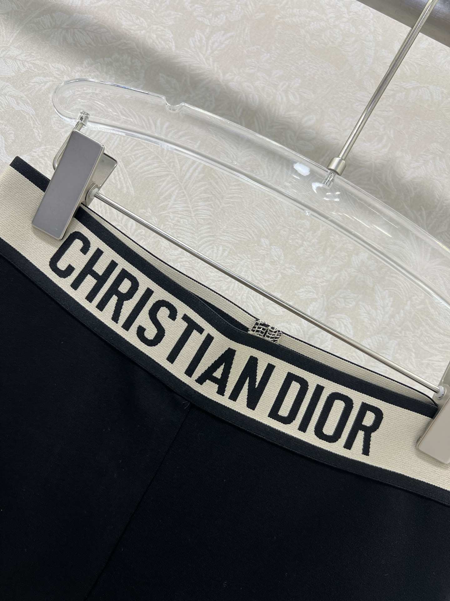 🔥🔥Dio*25新款紧身打底裤鲨鱼裤。 腰头字母撞色弹力织带 裤身小蜜蜂刺绣 纯色黑色真的太炫酷了超级百