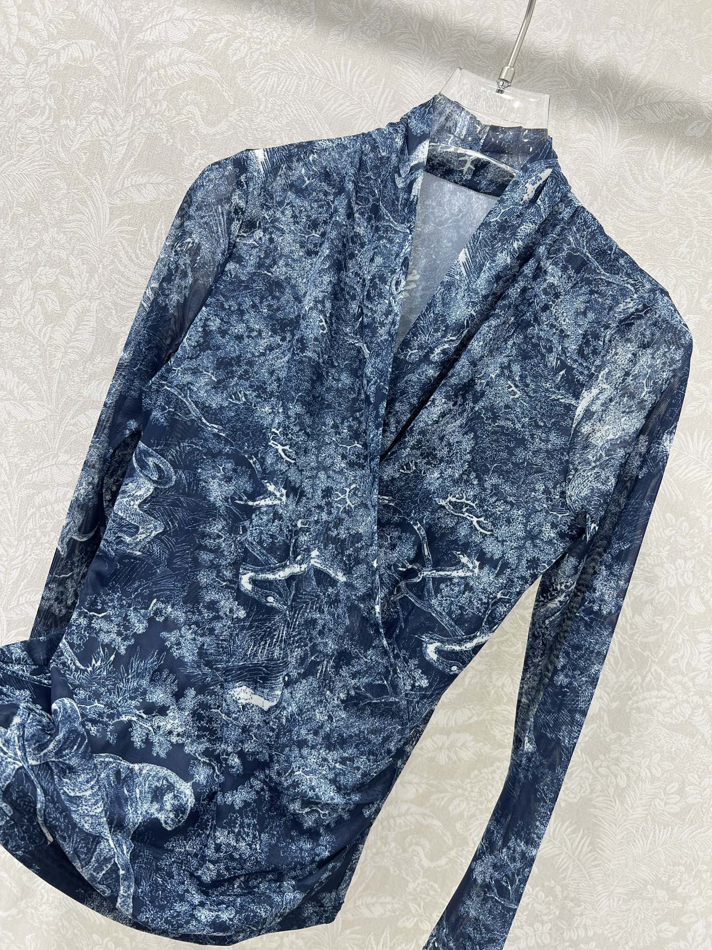 🔥🔥 DIO*迪/奥 25早秋新款D家丛林动物V领打底上衣 高级大气  柔软弹力很舒服 满满的穿搭高级感